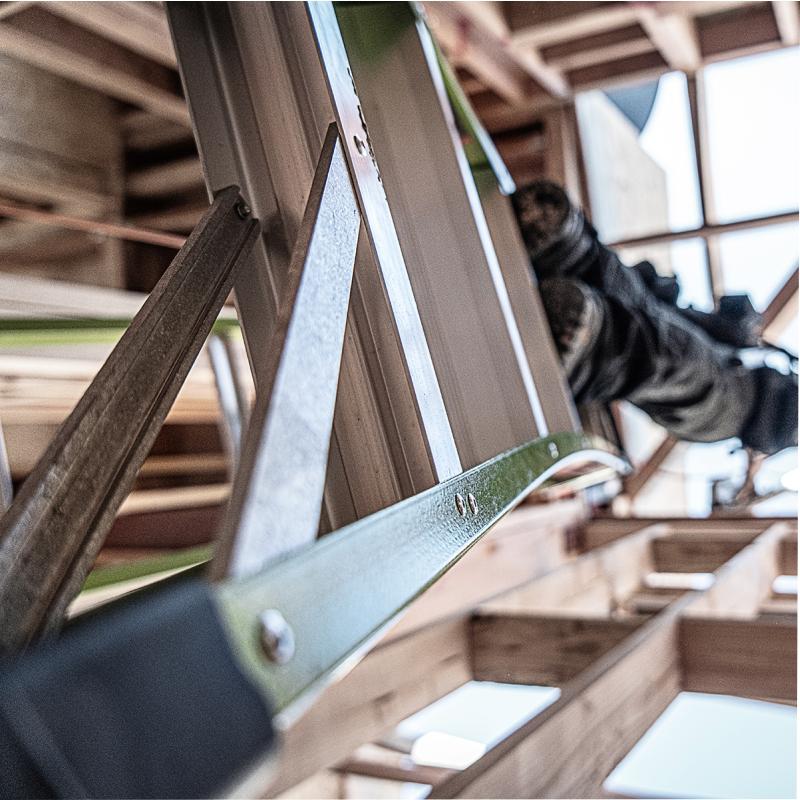 KING KOMBO 3-in-1 Fiberglasleiter 5+4 Stufen im Einsatz