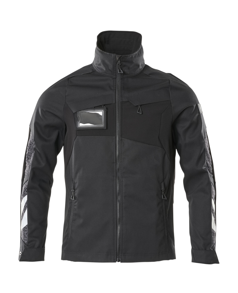 Schwarze Softshell-Arbeitsjacke für Herren mit hohem Kragen, Reißverschluss, Reflex-Details an den Ärmeln und Ausweishalter auf der Brust, Frontansicht