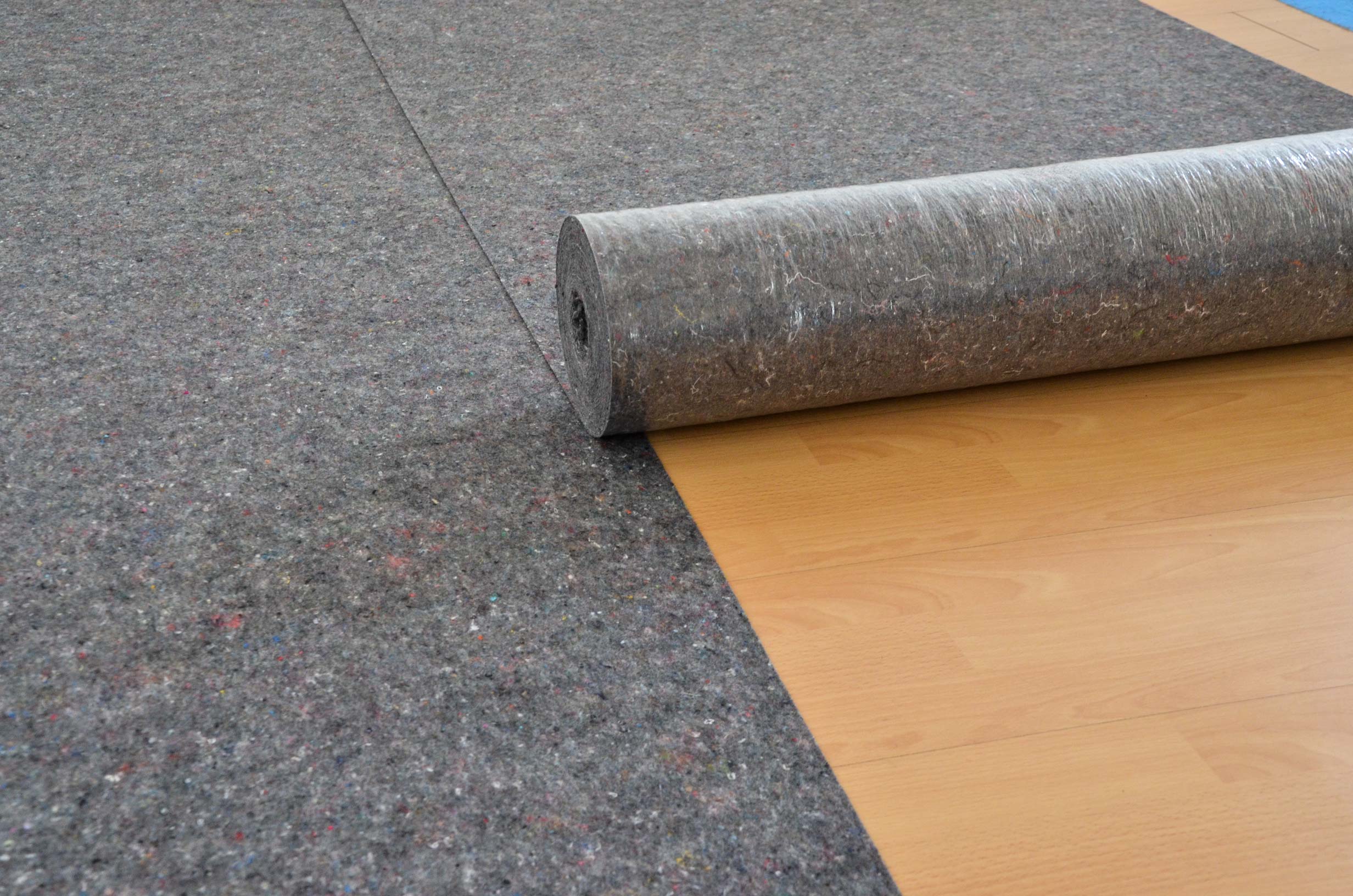Ausgerolltes Boden-Schutzvlies auf Laminatboden, robustes Abdeckvlies zum Schutz von Böden bei Renovierung und Umzug
