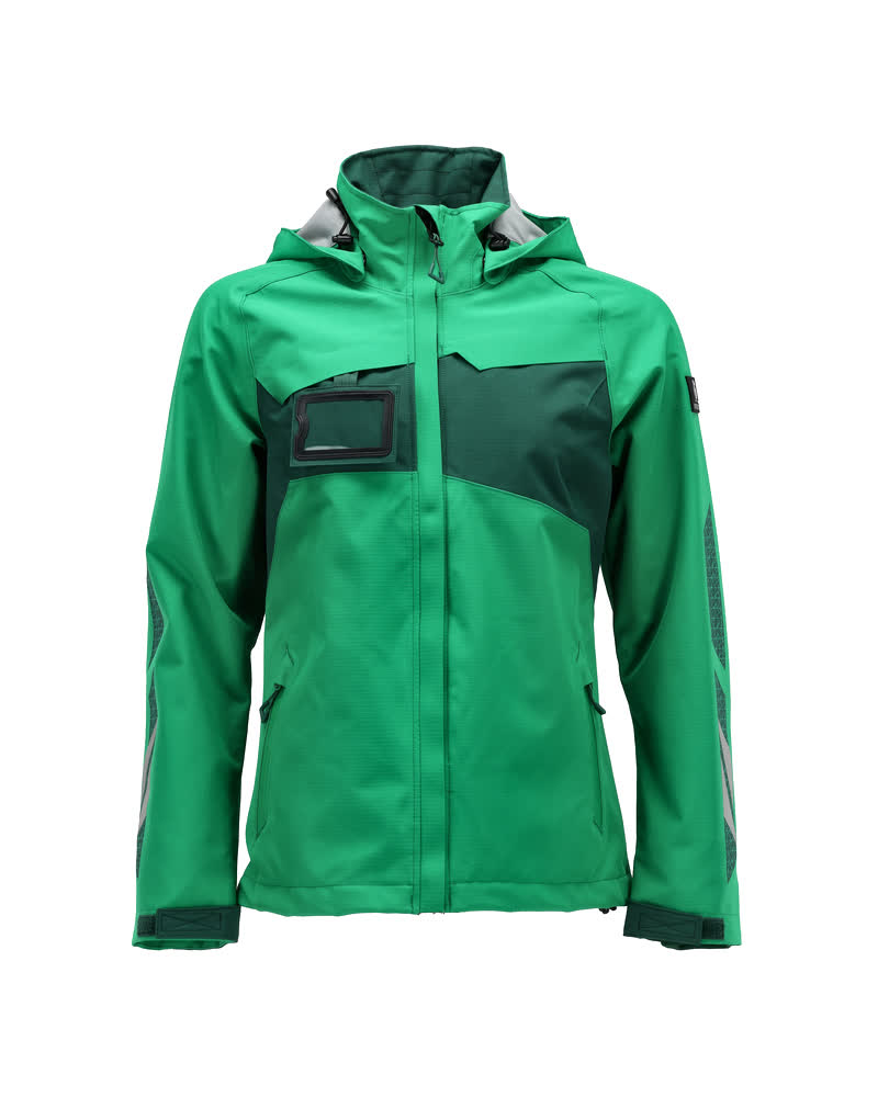Frontansicht einer grünen Softshell-Arbeitsjacke mit Kapuze, Brusttasche und reflektierenden Einsätzen an Ärmeln