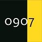 Quadratische Grafik mit schwarzem Feld, gelbem Randstreifen und weißer Beschriftung 0907 in der Mitte
