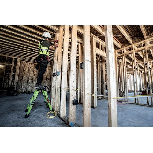 Elektriker auf SURE STEP Fiberglas-Stufenstehleiter Little G