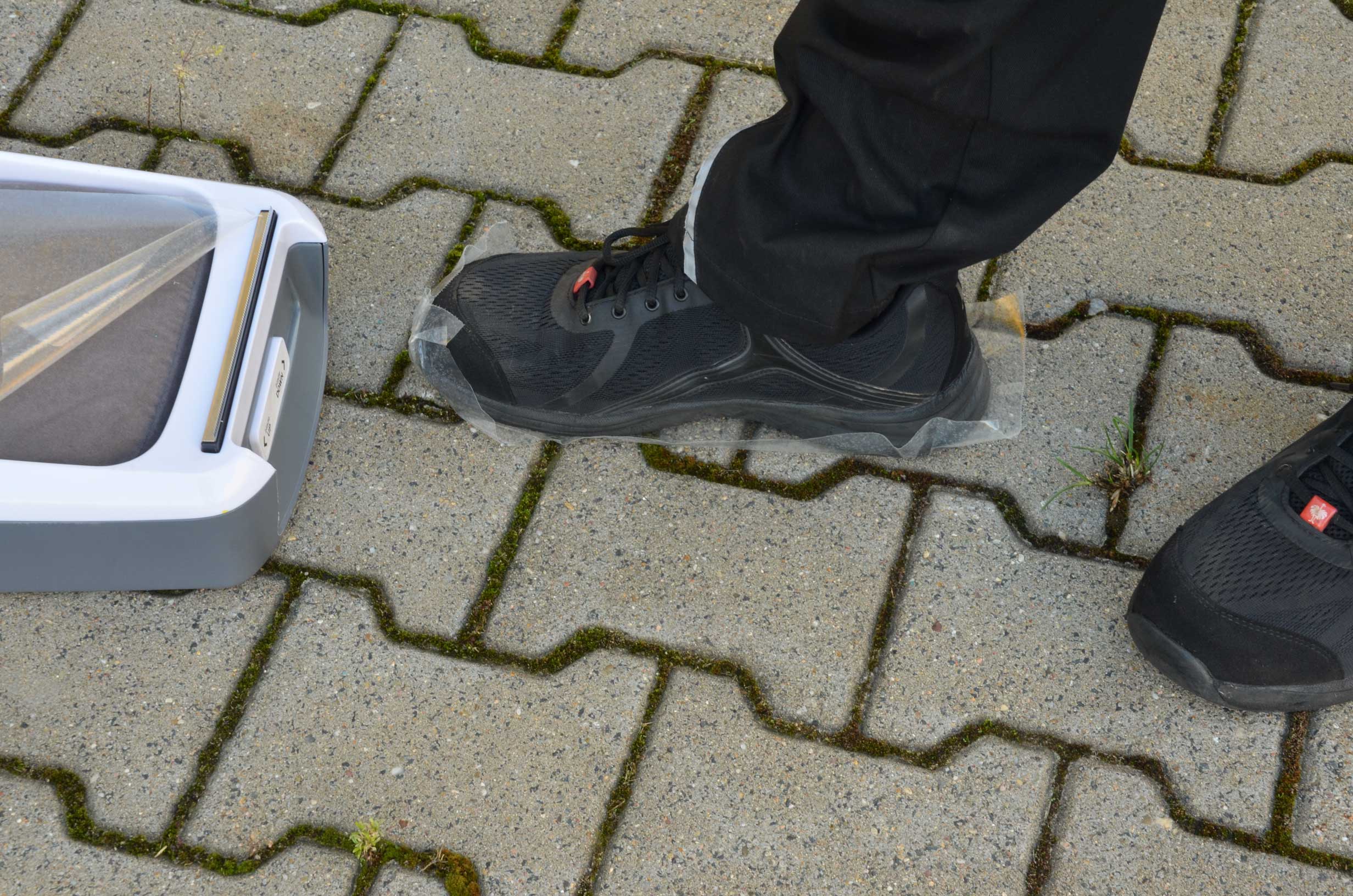 Zero Dust Schuhschleuse mit Folien-Einweg-Überschuhen am Sch