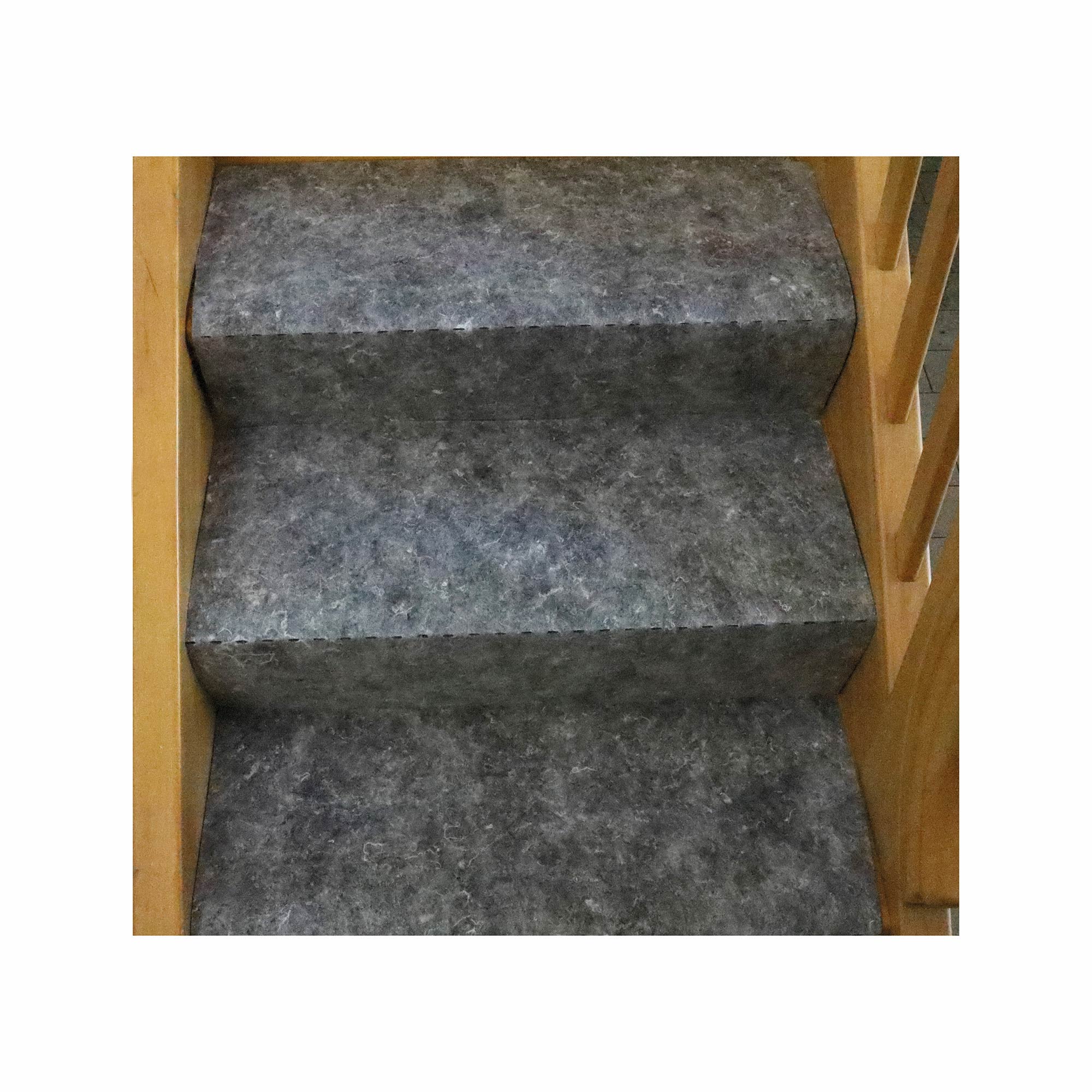 Graue Filz-Stufenmatten als Treppenschutz auf einer Holztreppe, rutschfest und schalldämmend