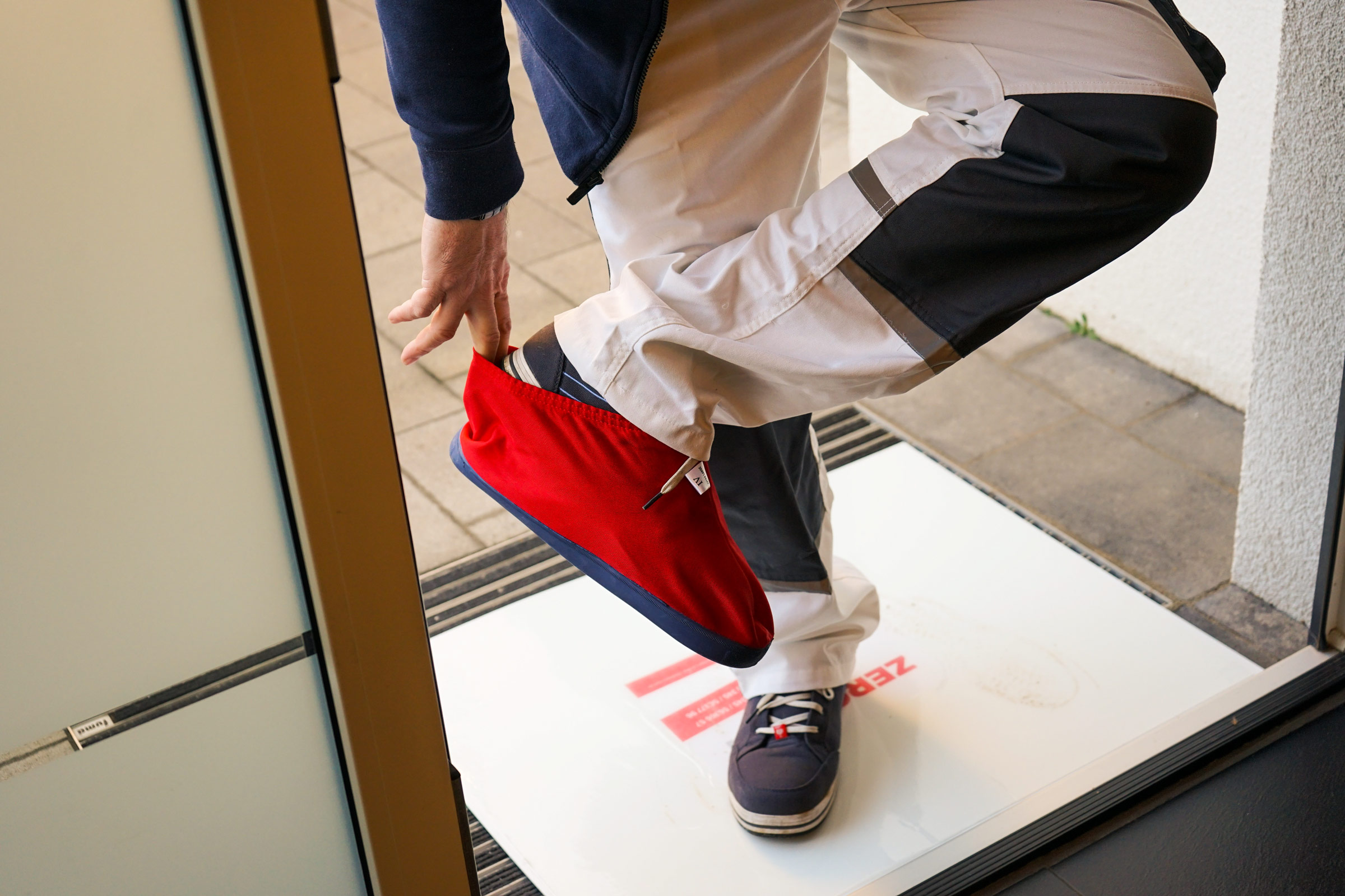 Roter SAUBER Überziehschuh mit rutschfester Kautschuksohle