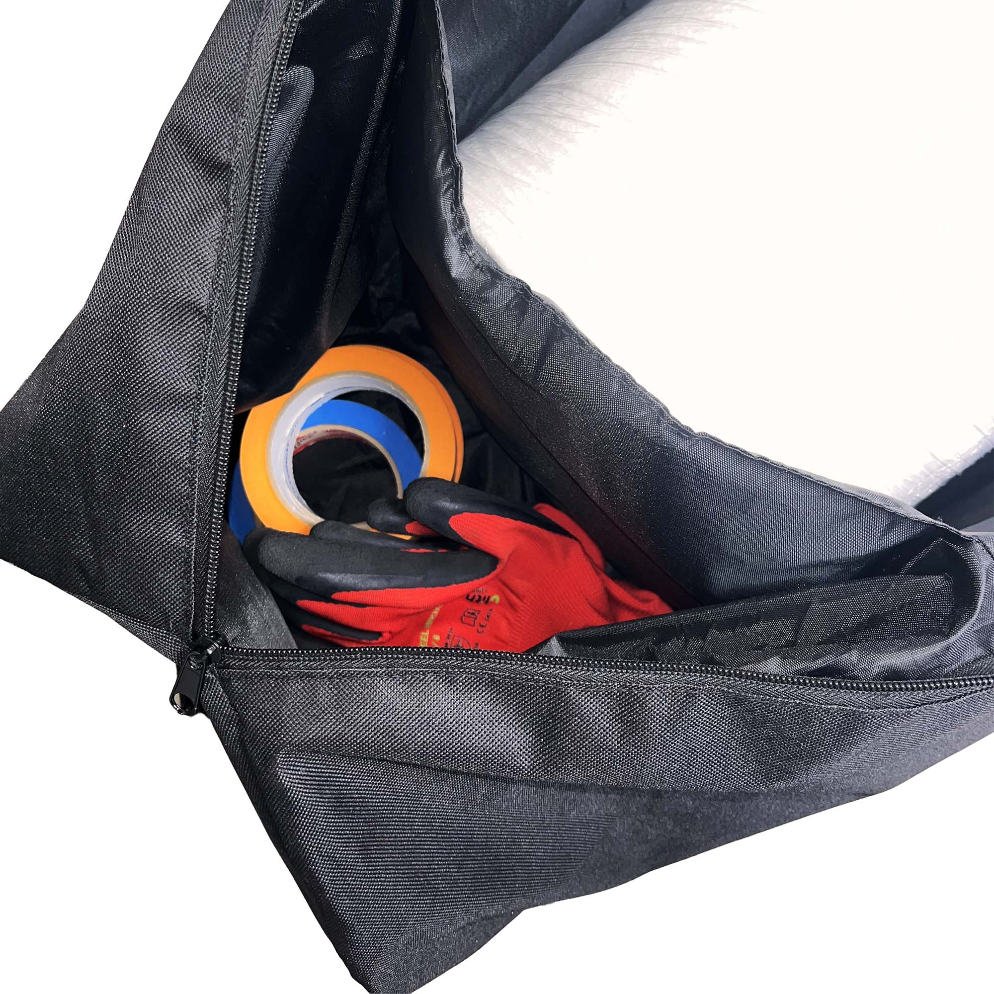 Geöffnete Zero Dust MalerMuli Transporttasche mit Vliesrolle bis 1,00 x 50 m, Klebeband und Handschuhen für saubere Abdeckarbeiten auf der Baustelle