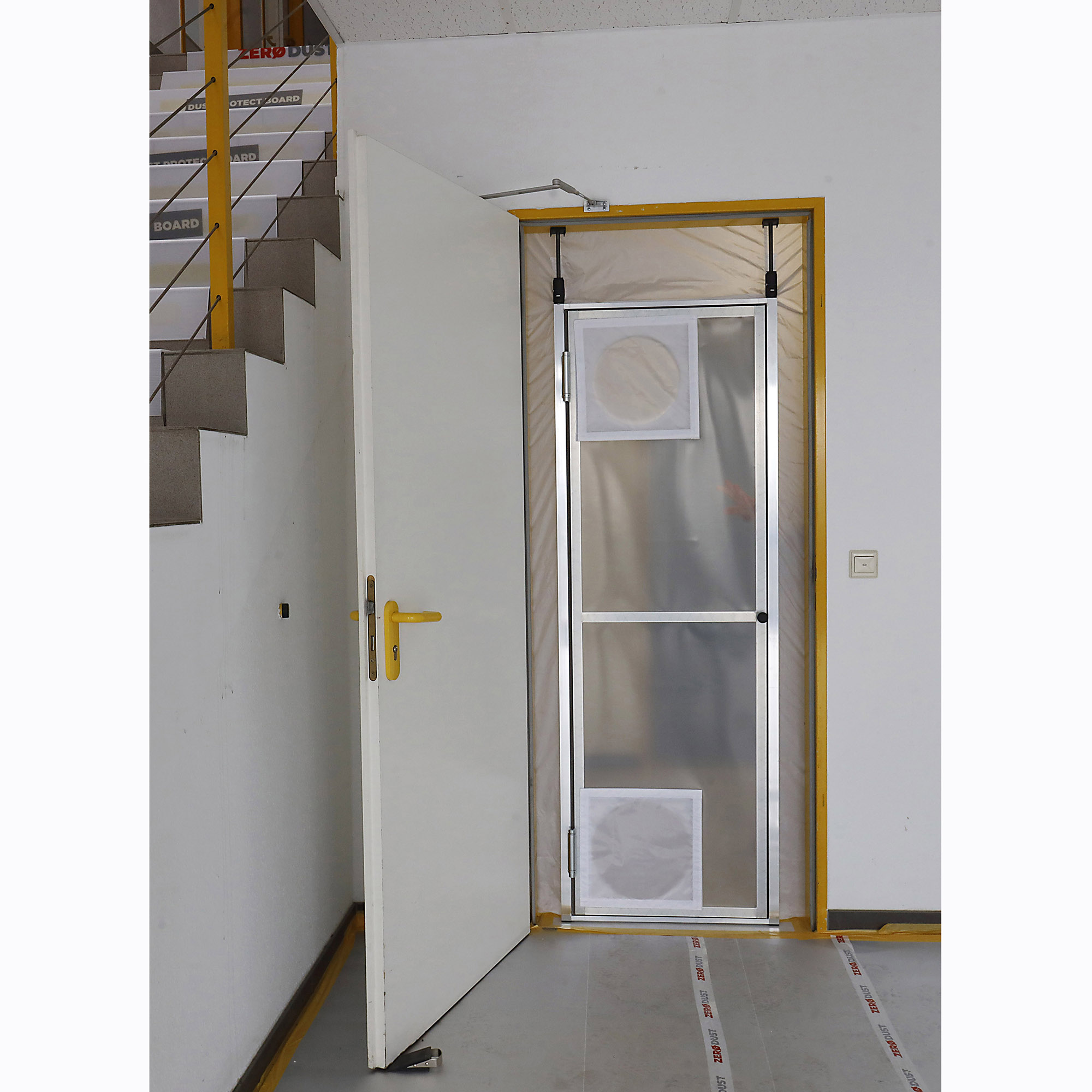 Zero Dust Pendel Staubschutztür aus Aluminium im Einbau