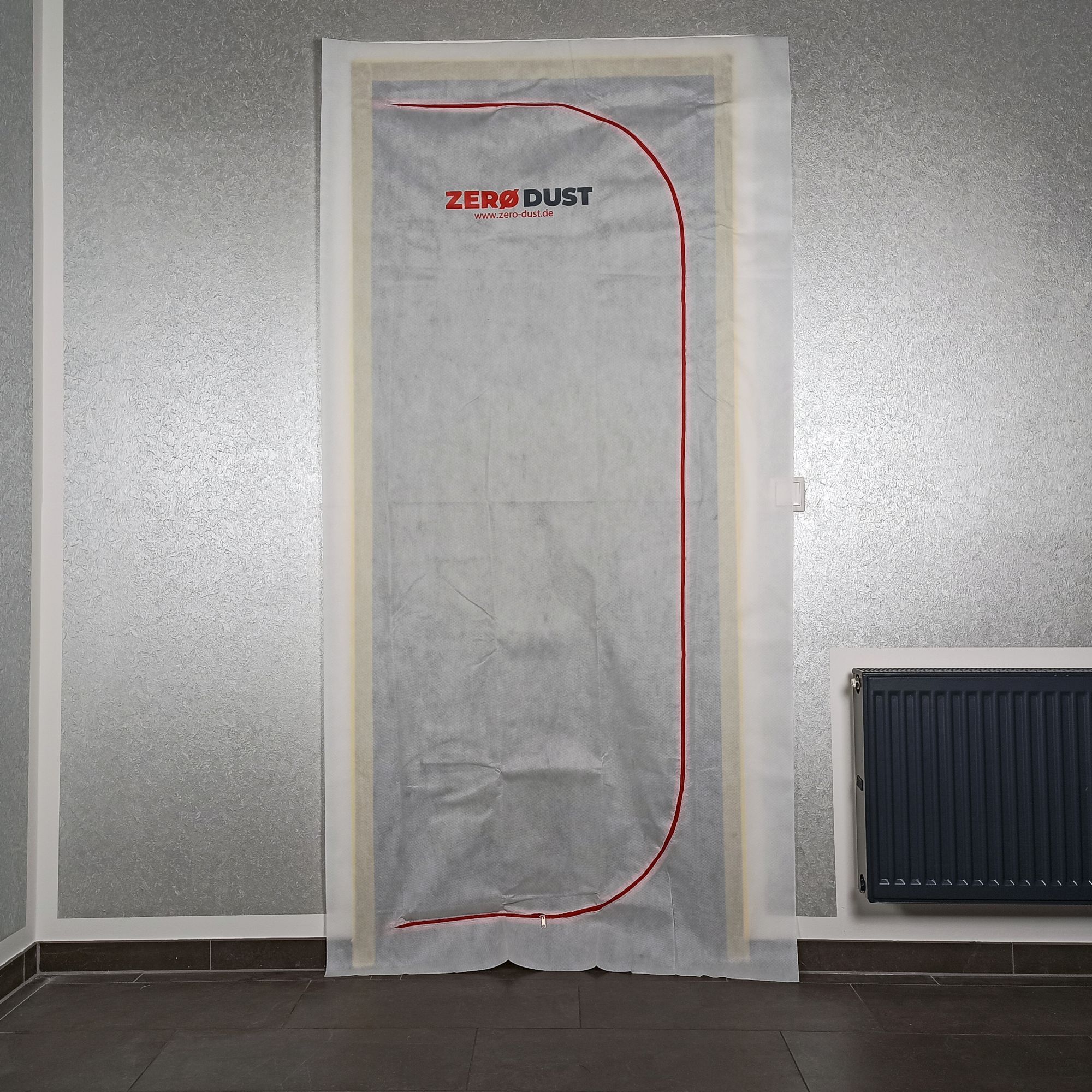 Montierte ZERO DUST Staubschutztür aus Vlies mit rotem Reißverschluss als Türschutz für staubarme Renovierungs- und Sanierungsarbeiten