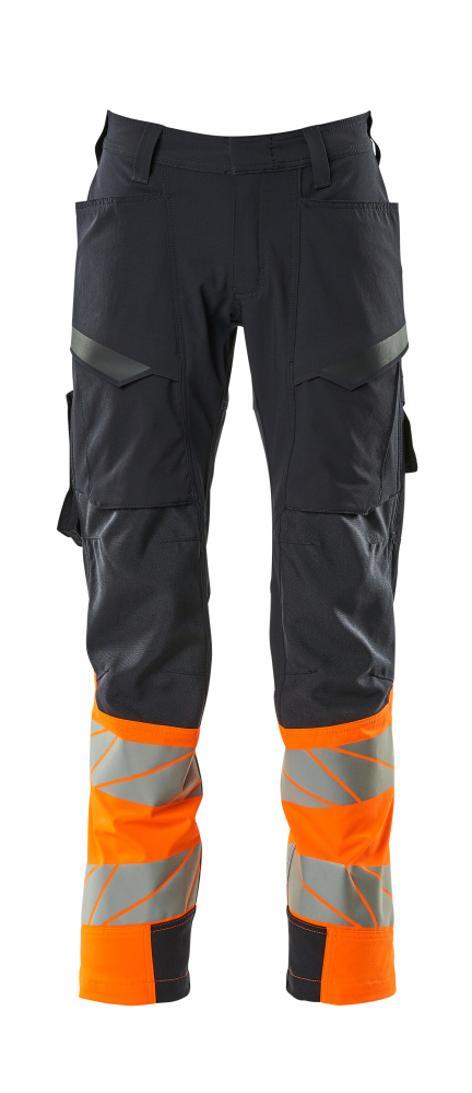 Vordere Ansicht der MASCOT® ACCELERATE SAFE Warnschutzhose mit Schenkeltaschen in Schwarzblau/Hi-vis Orange mit Reflexstreifen, leichtem 4-Wege-Stretch und wasserabweisendem Finish
