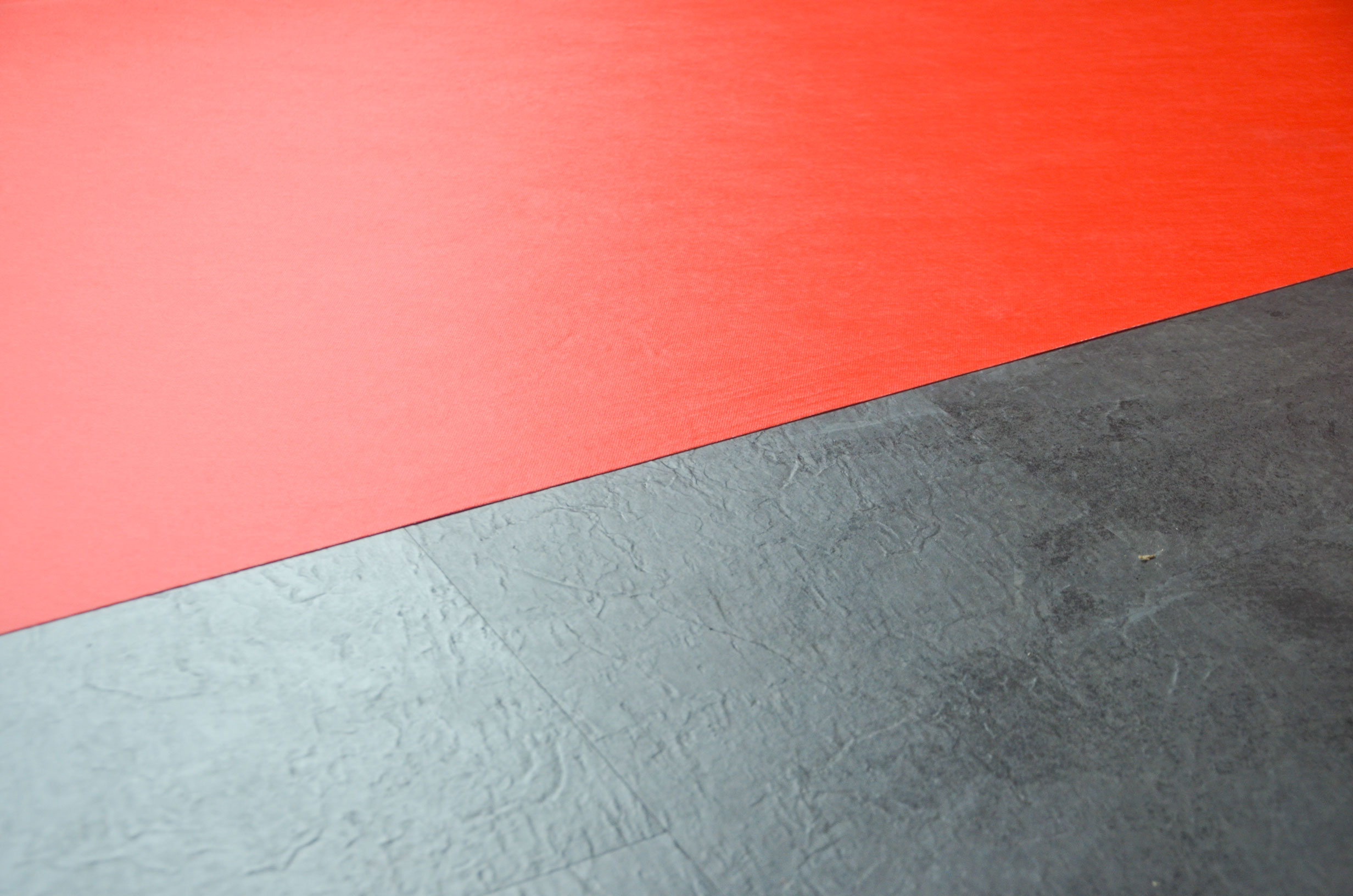 Rotes selbstklebendes Treppenschutzvlies 25 m² auf Boden