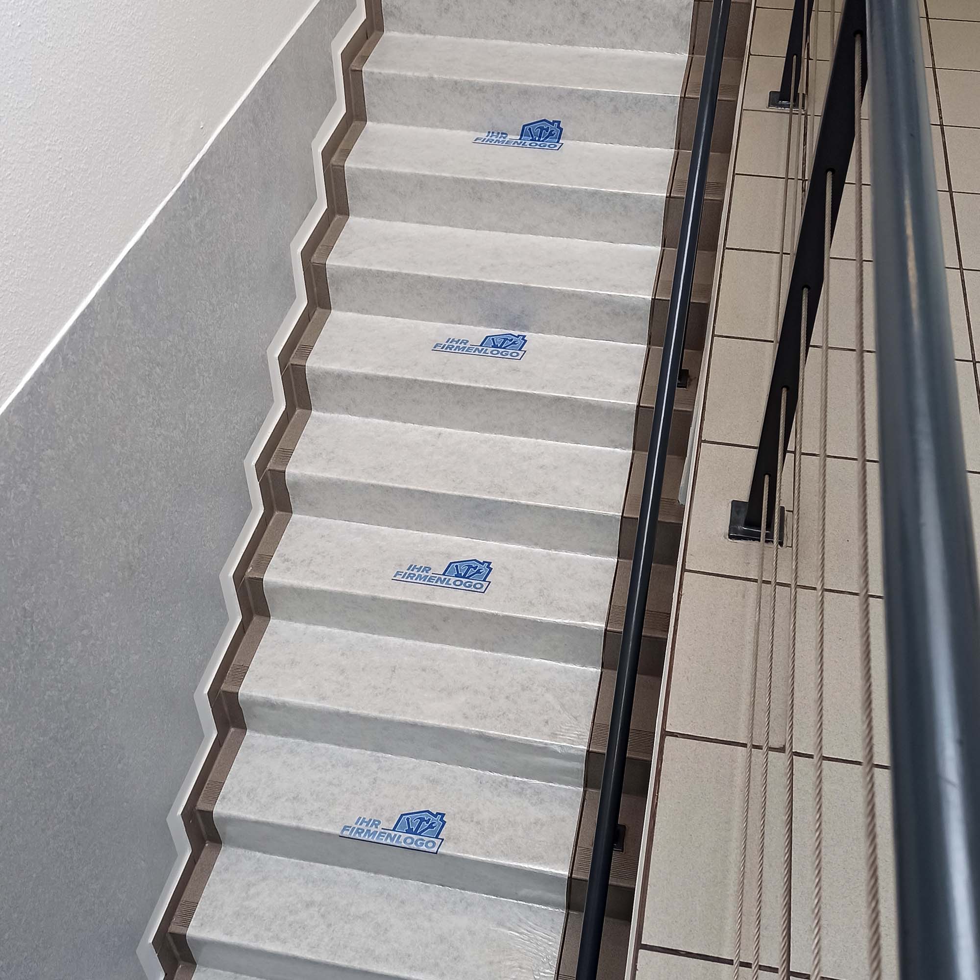 TreppTurbo180 selbsthaftendes Abdeckvlies mit Firmenlogo