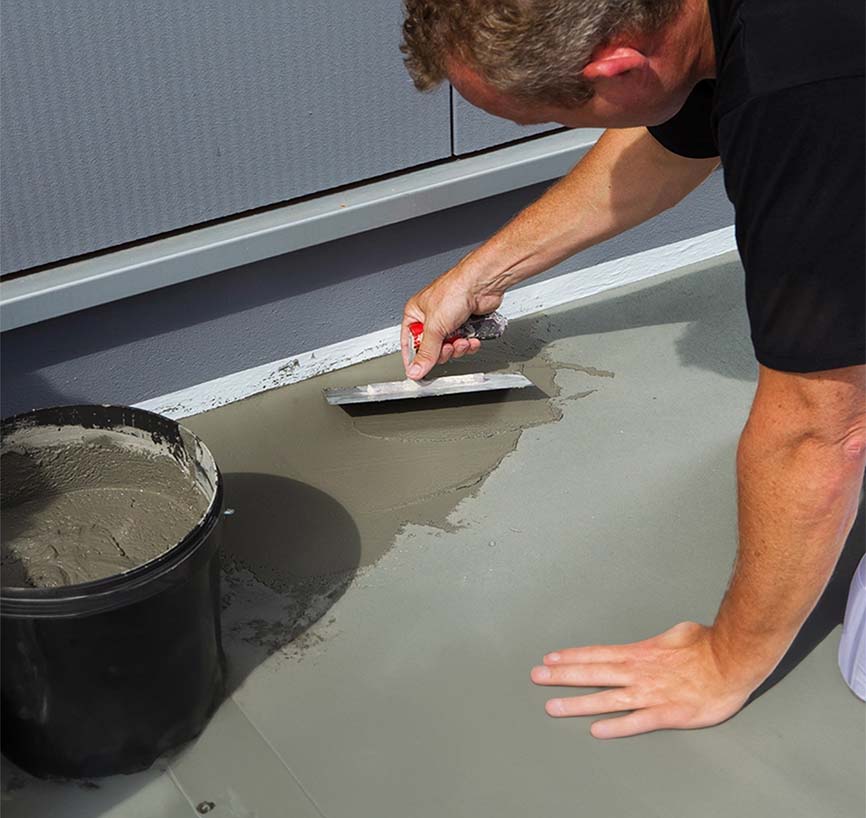 Handwerker arbeitet an Bodenbeschichtung; KIP® 317 PVC Schutzband weiß 30–50 mm x 33 m schützt glatte Oberflächen und Kanten an Aluminium, Glas oder lackiertem Holz.