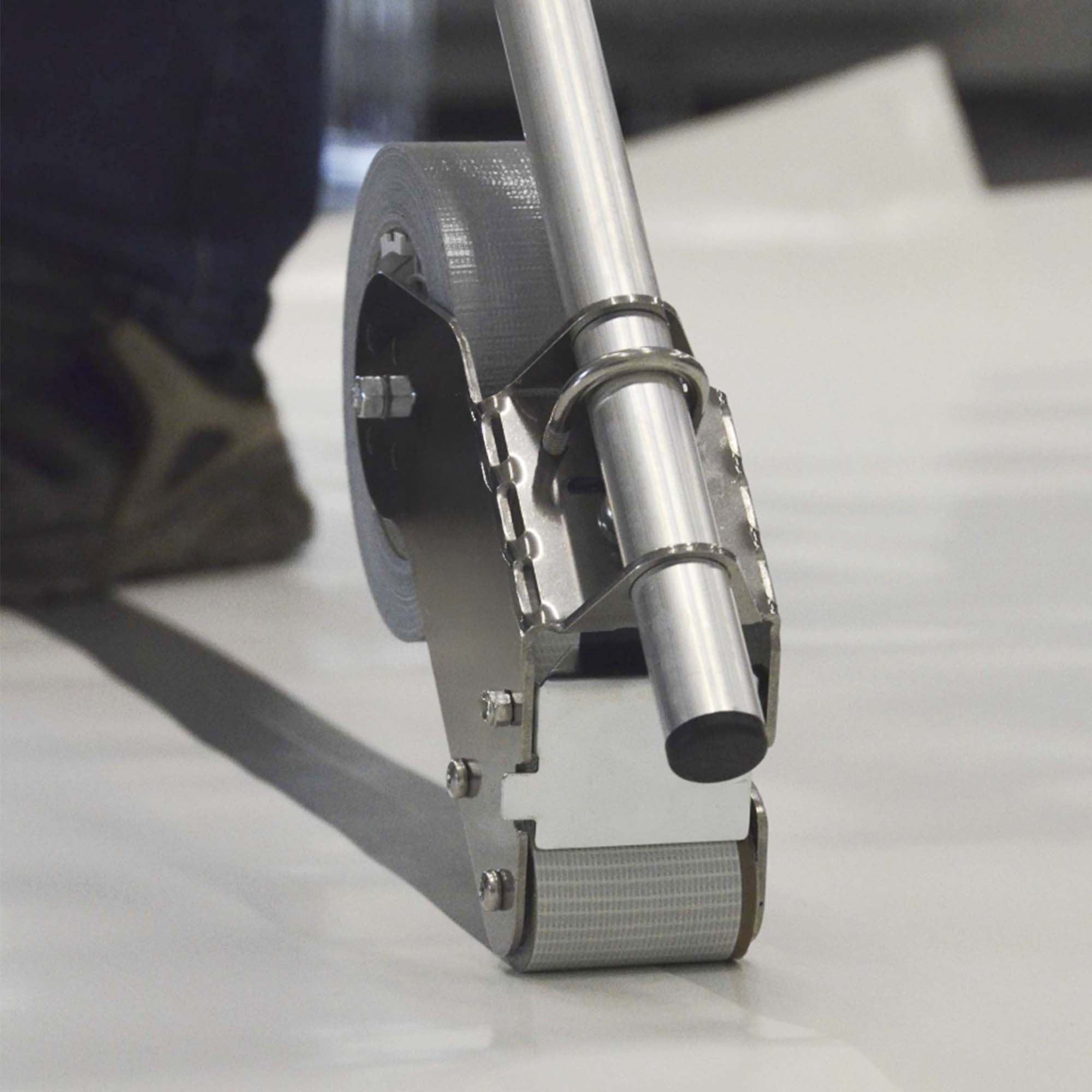 Anwendung des Zero Dust Duct Tape Gewebe-Klebebands PE-beschichtet 48 mm x 50 m mit Abrollgerät zum Abdichten und Fixieren von Flächen