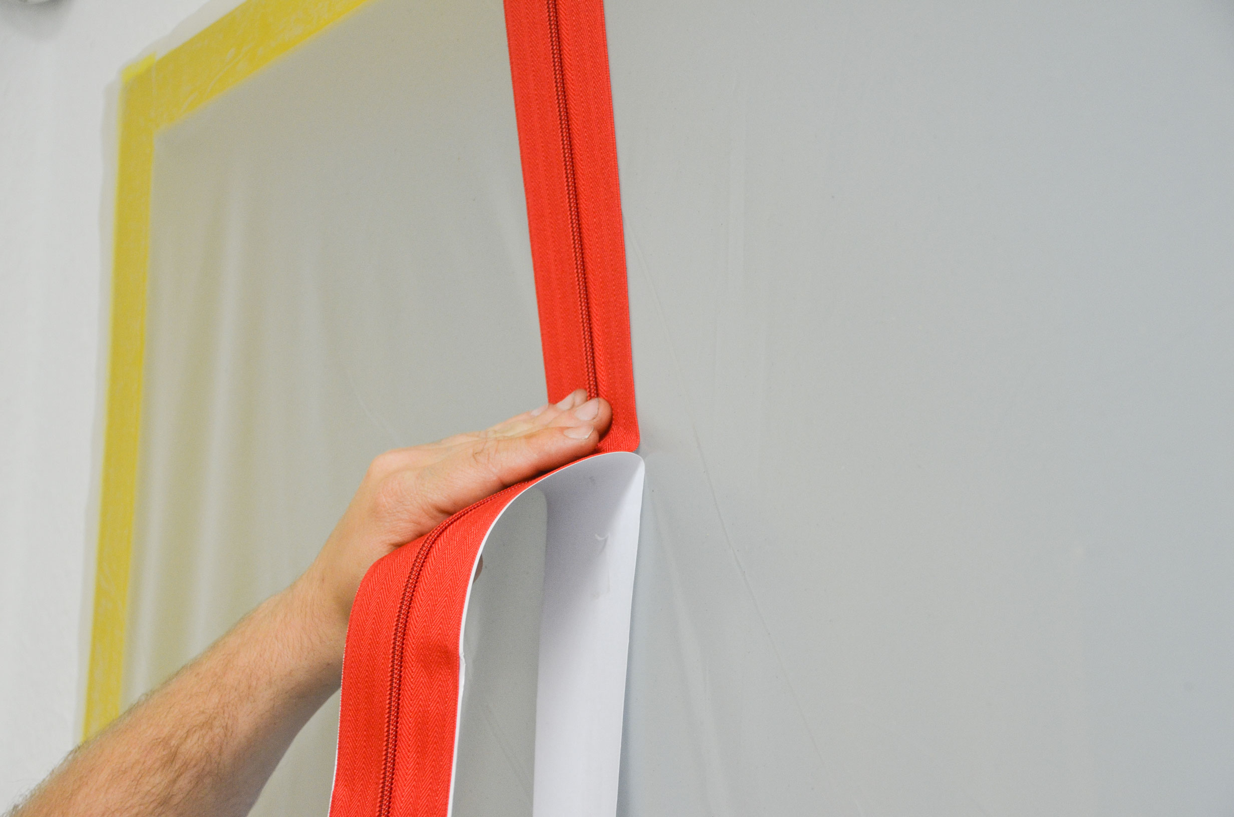 Zero Dust selbstklebender roter Reißverschluss an Staubschut