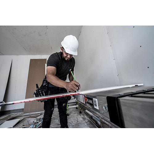 Handwerker nutzt 2 PERSON PLANK Teleskopbohle von Little Gia