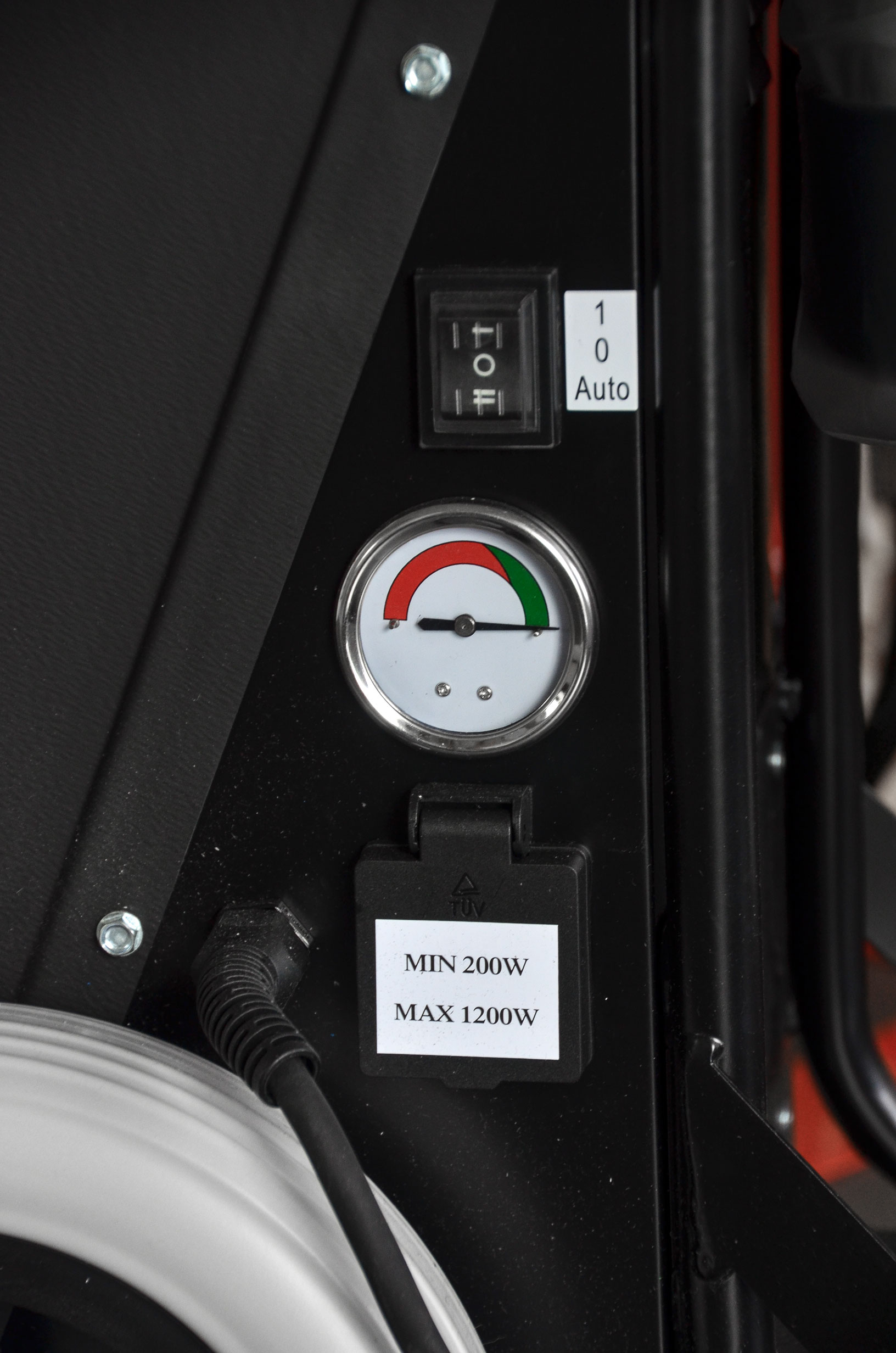 Manometer und Steckdose am Pullman Ermator S13 Staubsauger