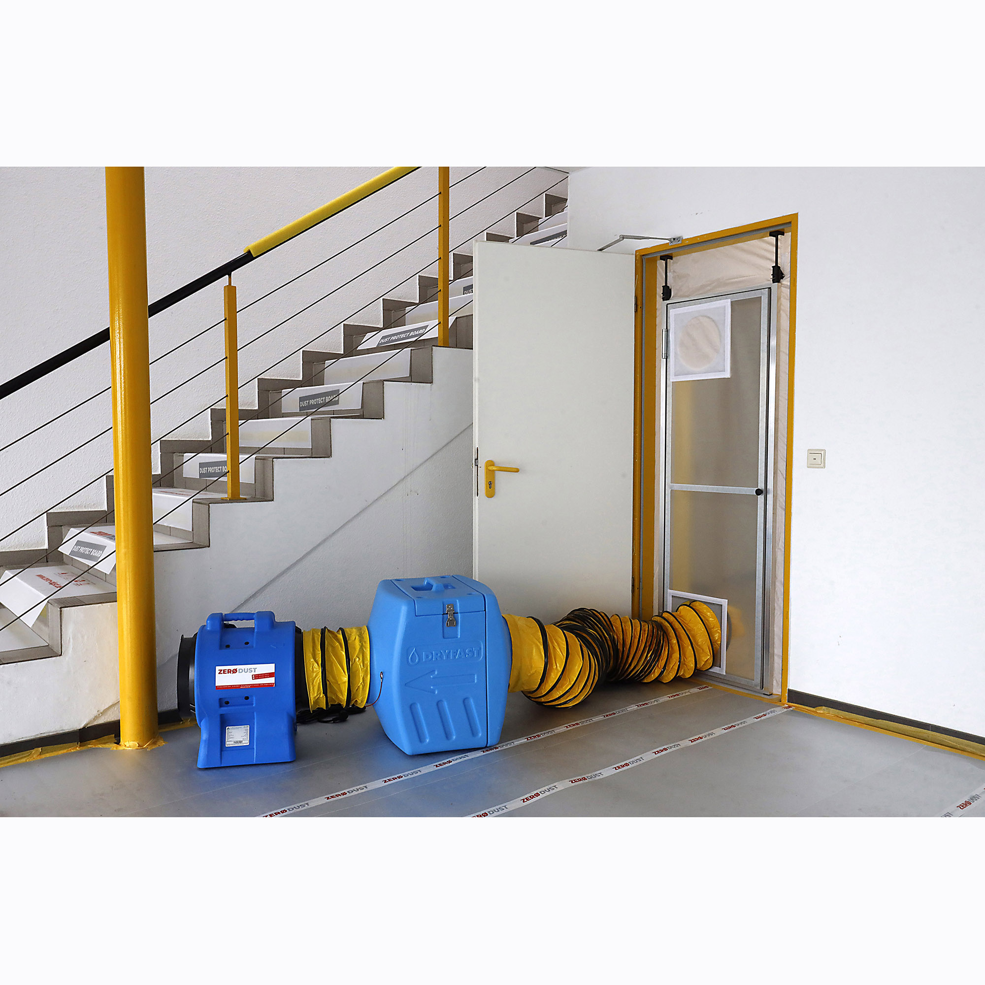 Zero Dust Profi Pendel Staubschutztür aus Aluminium im Einsa