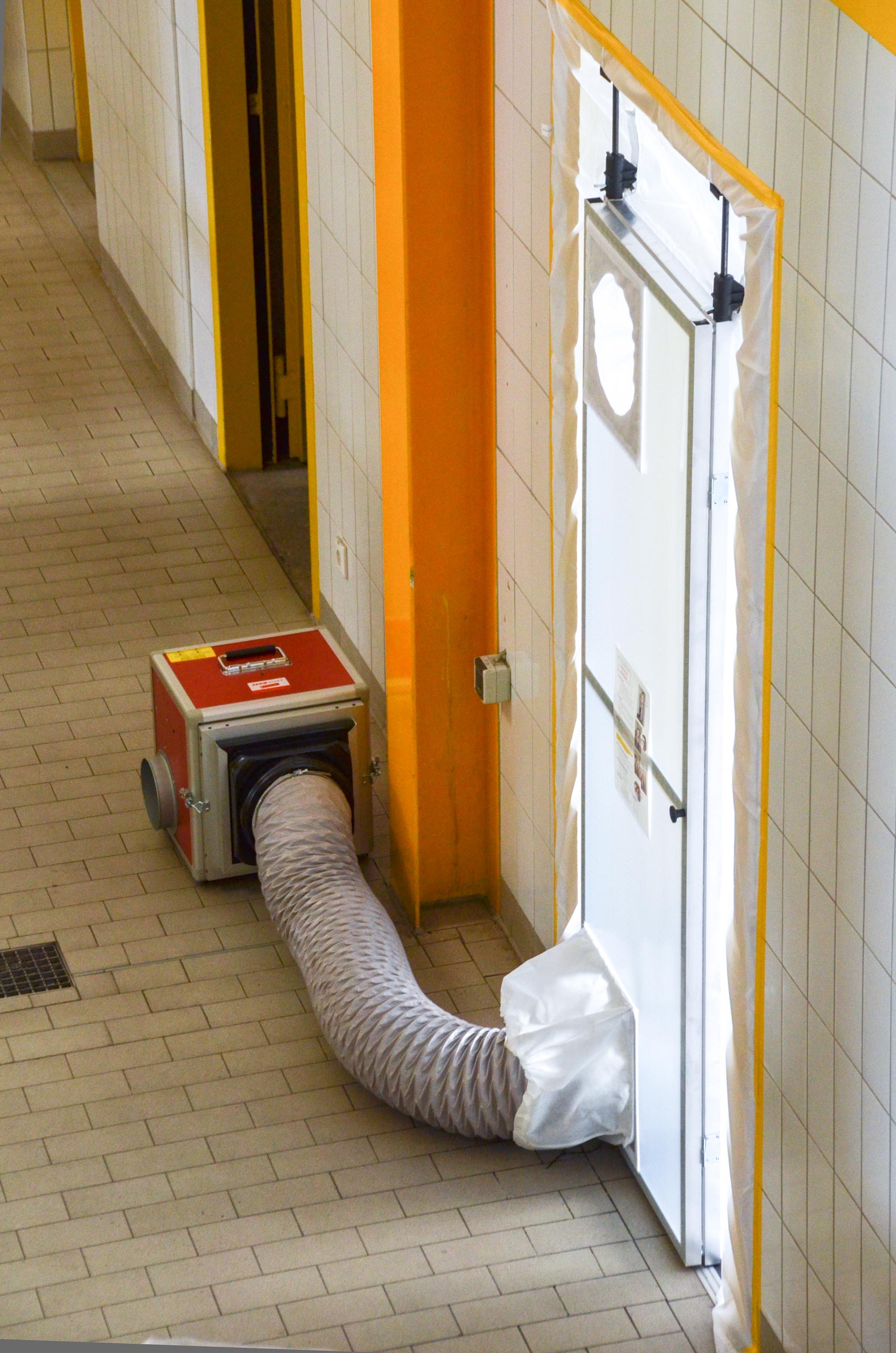 Bau-Luftreiniger Pullman Ermator A1000 mit Schlauch im Einsa