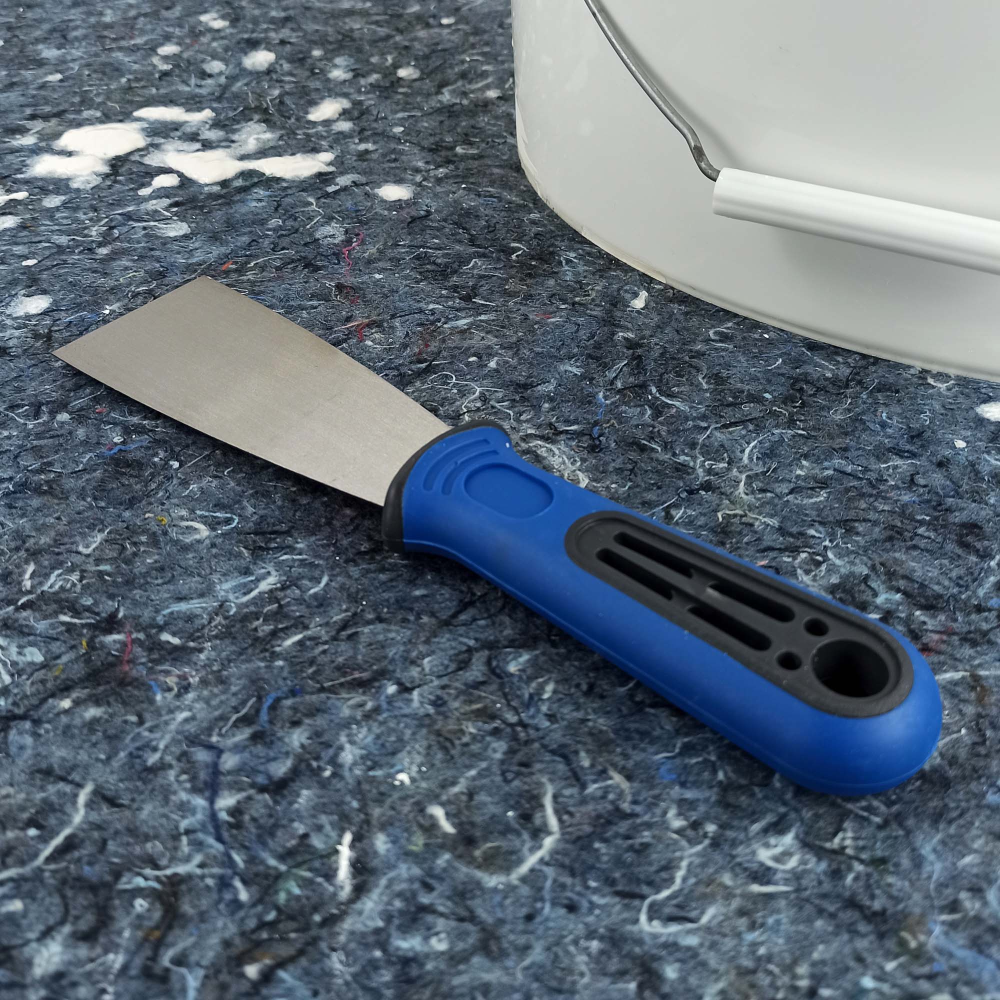 Zero Dust Spachtel 40 mm mit 2K-Griff auf Unterlage