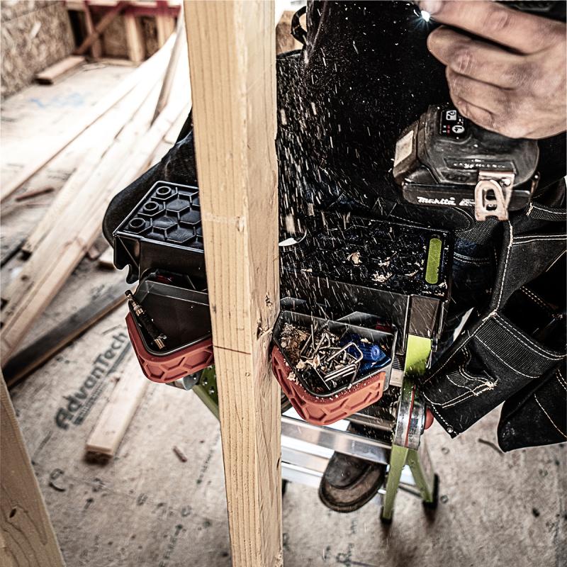 Handwerker nutzt KING KOMBO 3-in-1 Fiberglasleiter mit Werkz