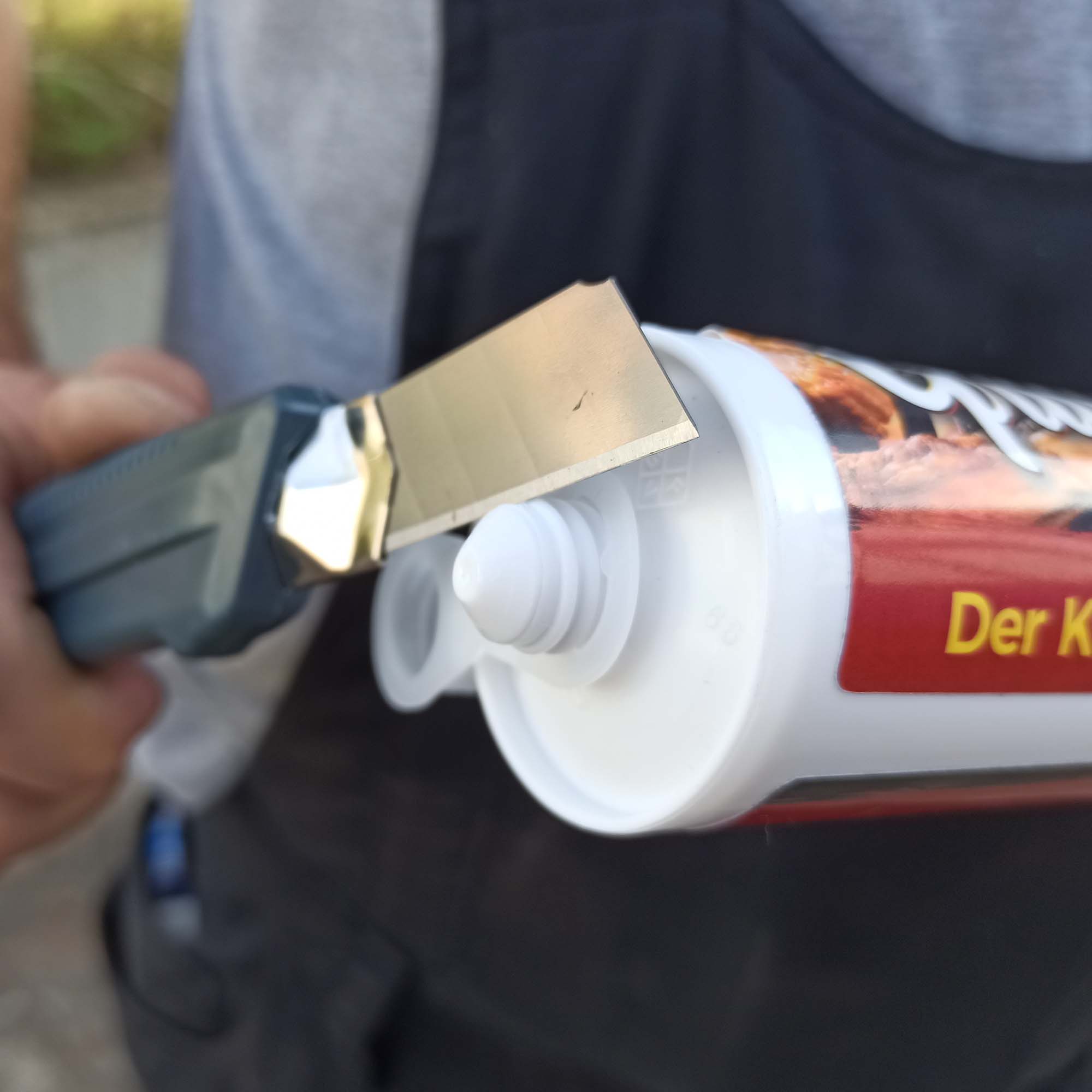 Grillikon Curry-Kartusche wird mit Cuttermesser geöffnet