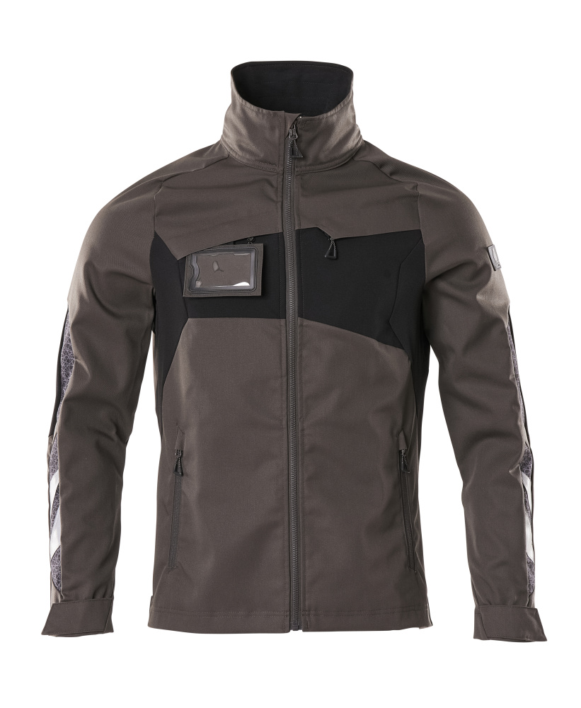 Frontansicht einer grauen Softshell-Arbeitsjacke mit schwarzem Einsatz, Ausweistasche auf der Brust, Reißverschluss und Reflexstreifen an den Ärmeln