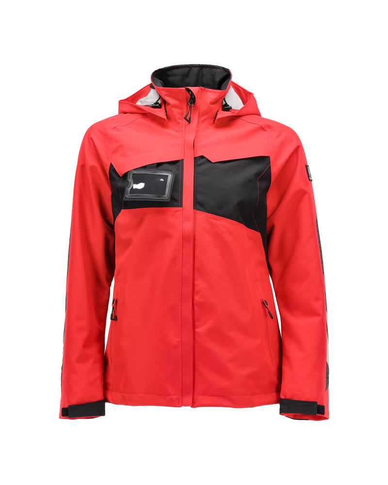 Vorderansicht einer roten wasserdichten Outdoorjacke mit Kapuze, schwarzen Einsätzen und Reißverschlusstaschen