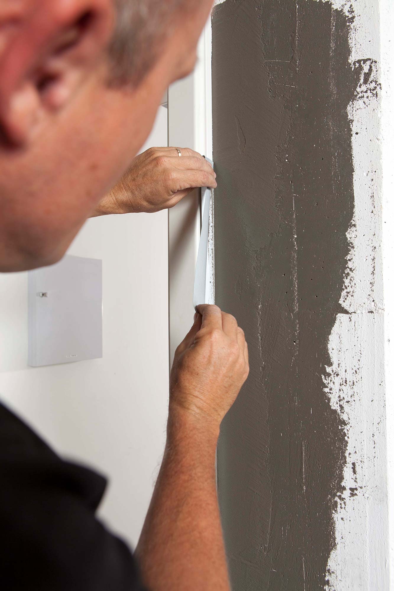 Anwendung von KIP 328 UV-Gewebeklebeband an einer Wandkante