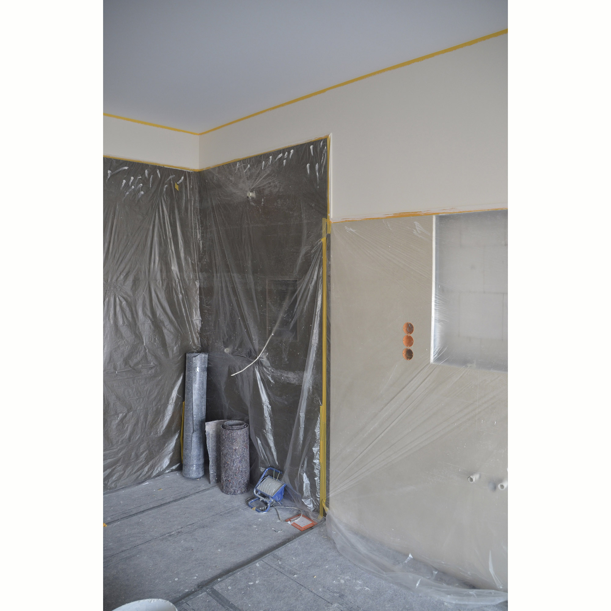 Mit Staubschutzfolie abgekleideter Raum während Renovierung, Wände und Boden mit Schutzfolie abgedeckt