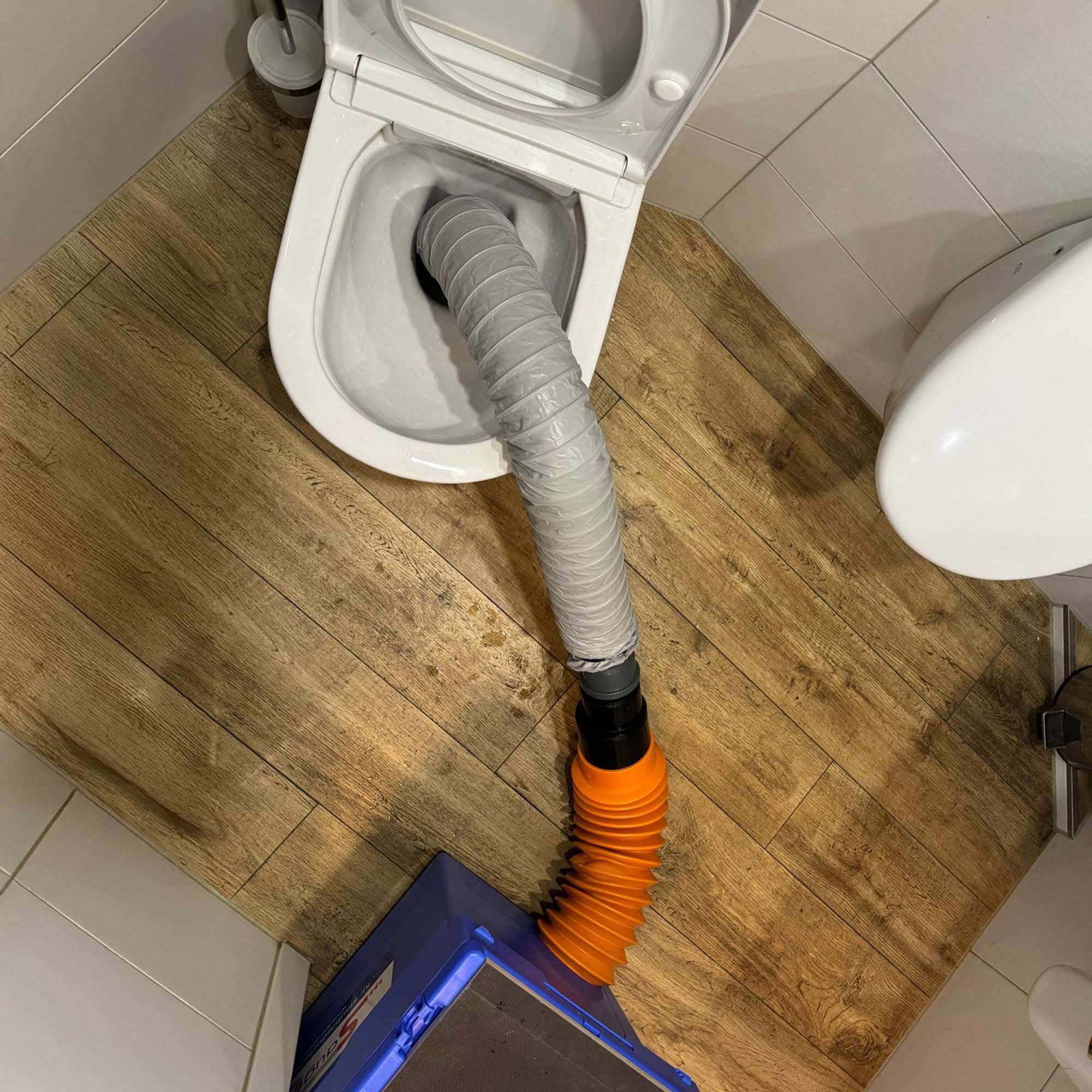 WC-Syphon-Adapter Saugolator WC Sauger am WC montiert