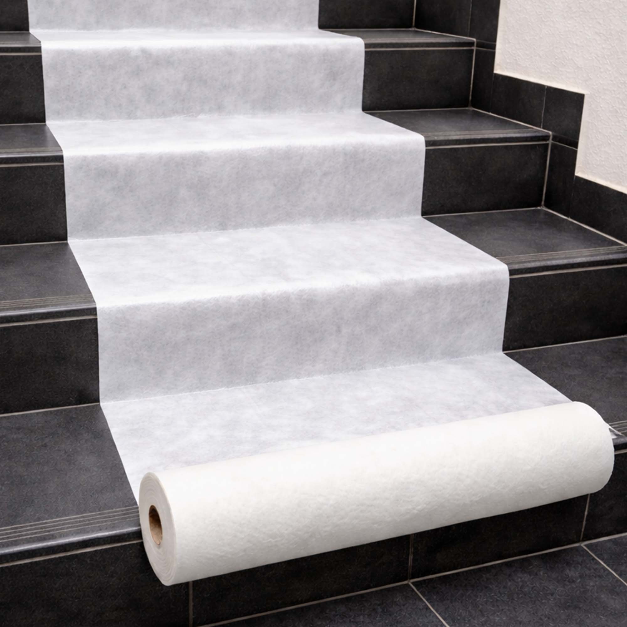 Weiße Rolle TSV Treppenschutzvlies selbsthaftend 160 g/m² von Zero Dust, als Schutzvlies auf einer Treppe im Innenbereich ausgelegt