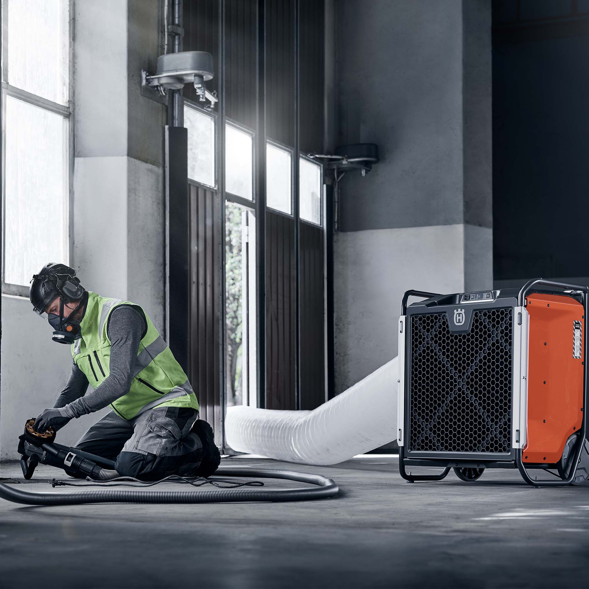 Husqvarna A100 Bau-Luftreiniger mit HEPA 13 auf Baustelle