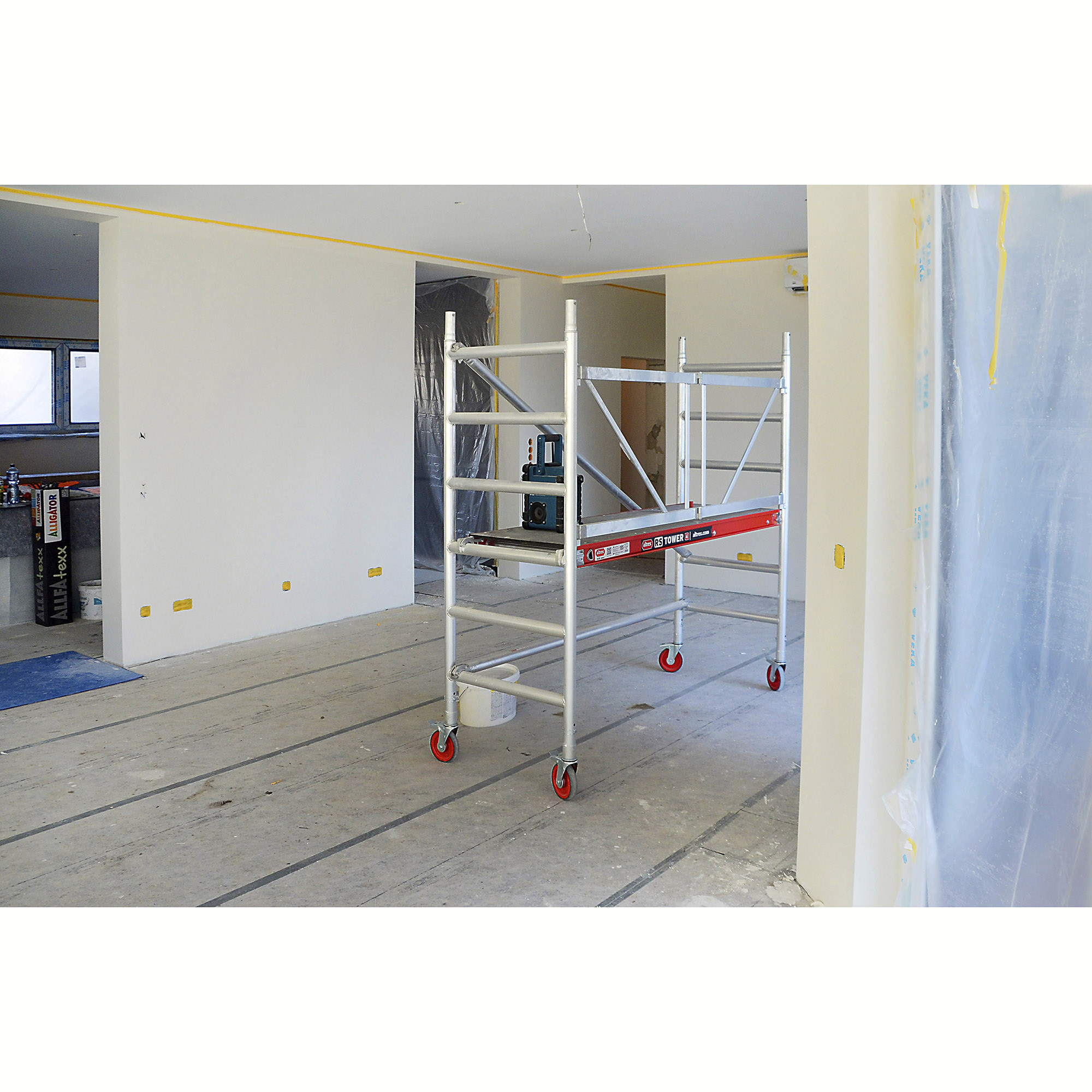Mobiles Aluminium-Fahrgerüst mit Arbeitsplattform und Rollen in einem renovierten Innenraum mit Trockenbauwänden