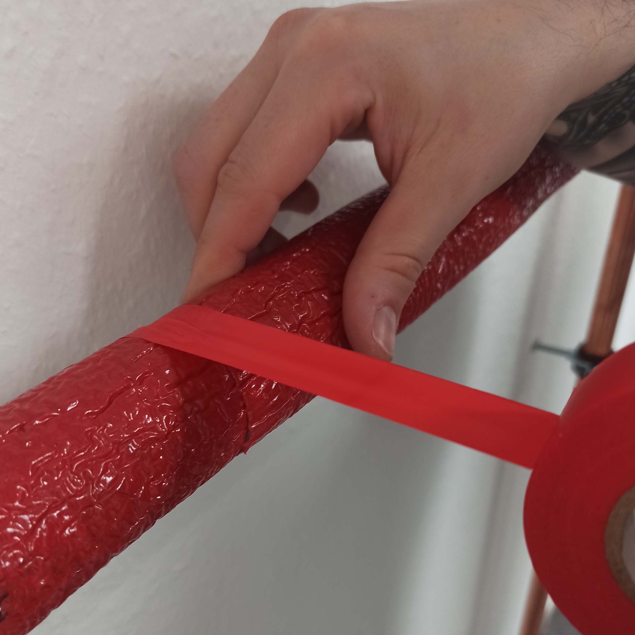 PVC Klebeband rot von Zero Dust zum Verkleben von PVC-Ummant