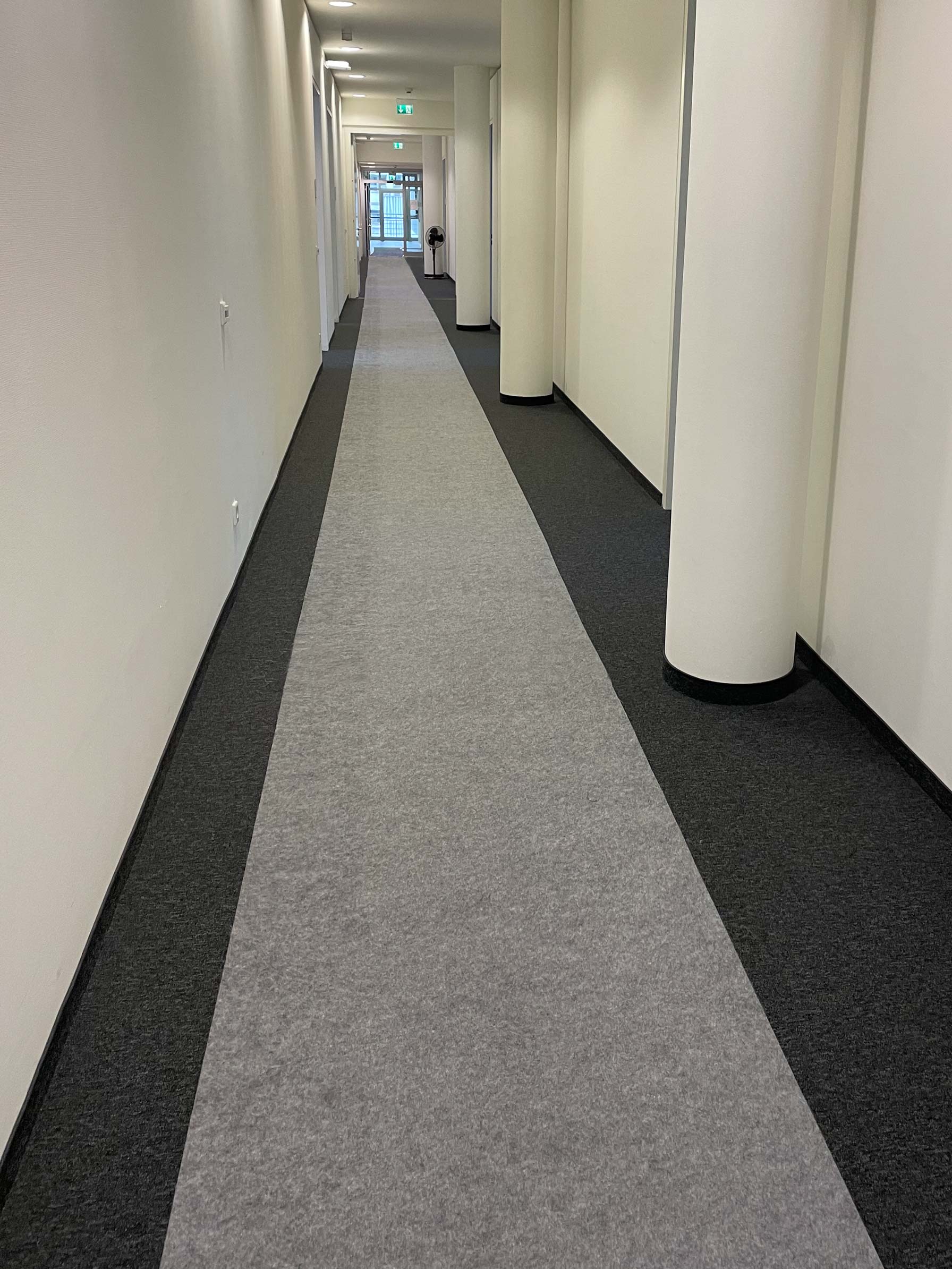Zero Dust selbstklebendes Teppich Schutzvlies grau im Flur