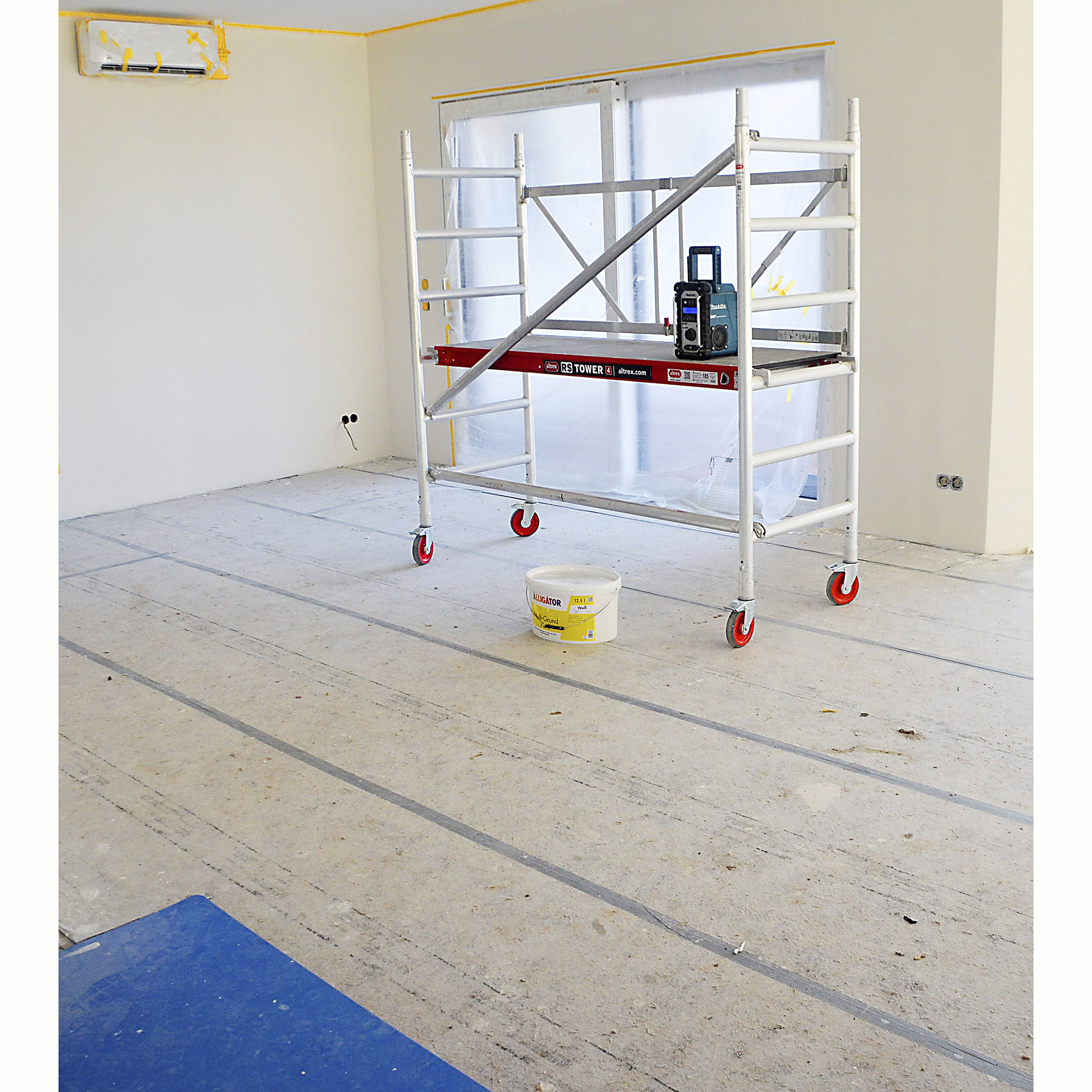 Mobiles Aluminium-Arbeitsgerüst mit Rollen in renoviertem Innenraum, ideal für Maler- und Trockenbauarbeiten