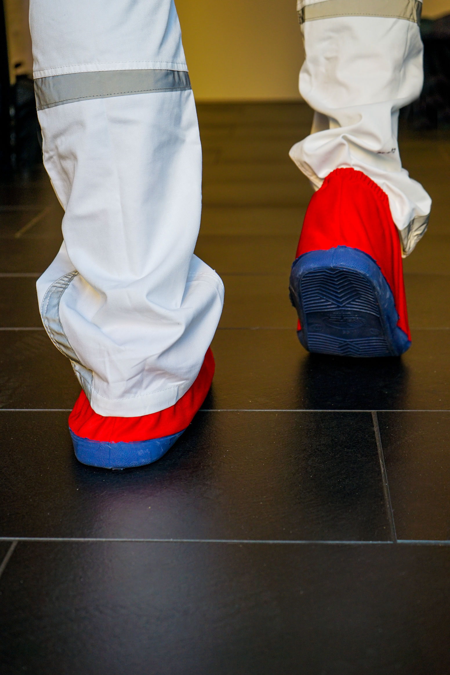 Zero Dust SAUBER rote Überziehschuhe mit rutschfester Sohle