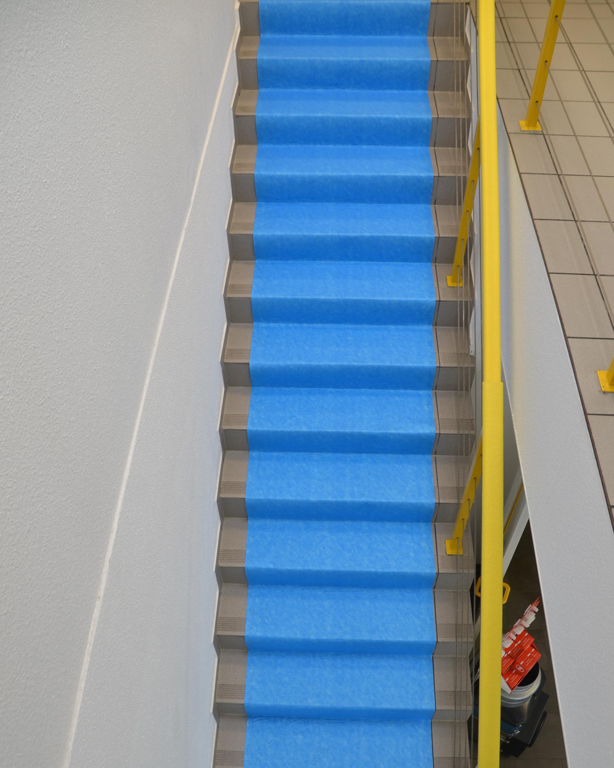 Blaues selbstklebendes Treppenschutzvlies 25 m² von Zero Dus