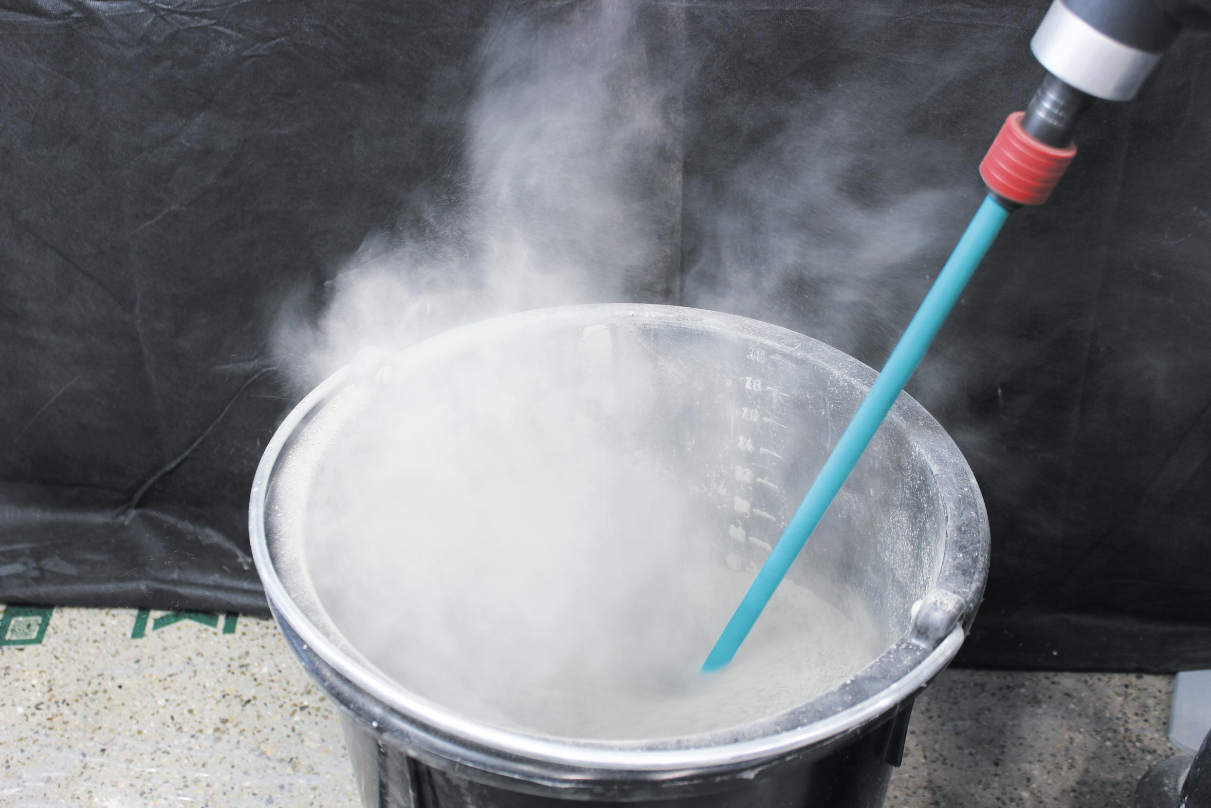 Collomix Staubabsaugung dust.EX beim staubarmen Mischen