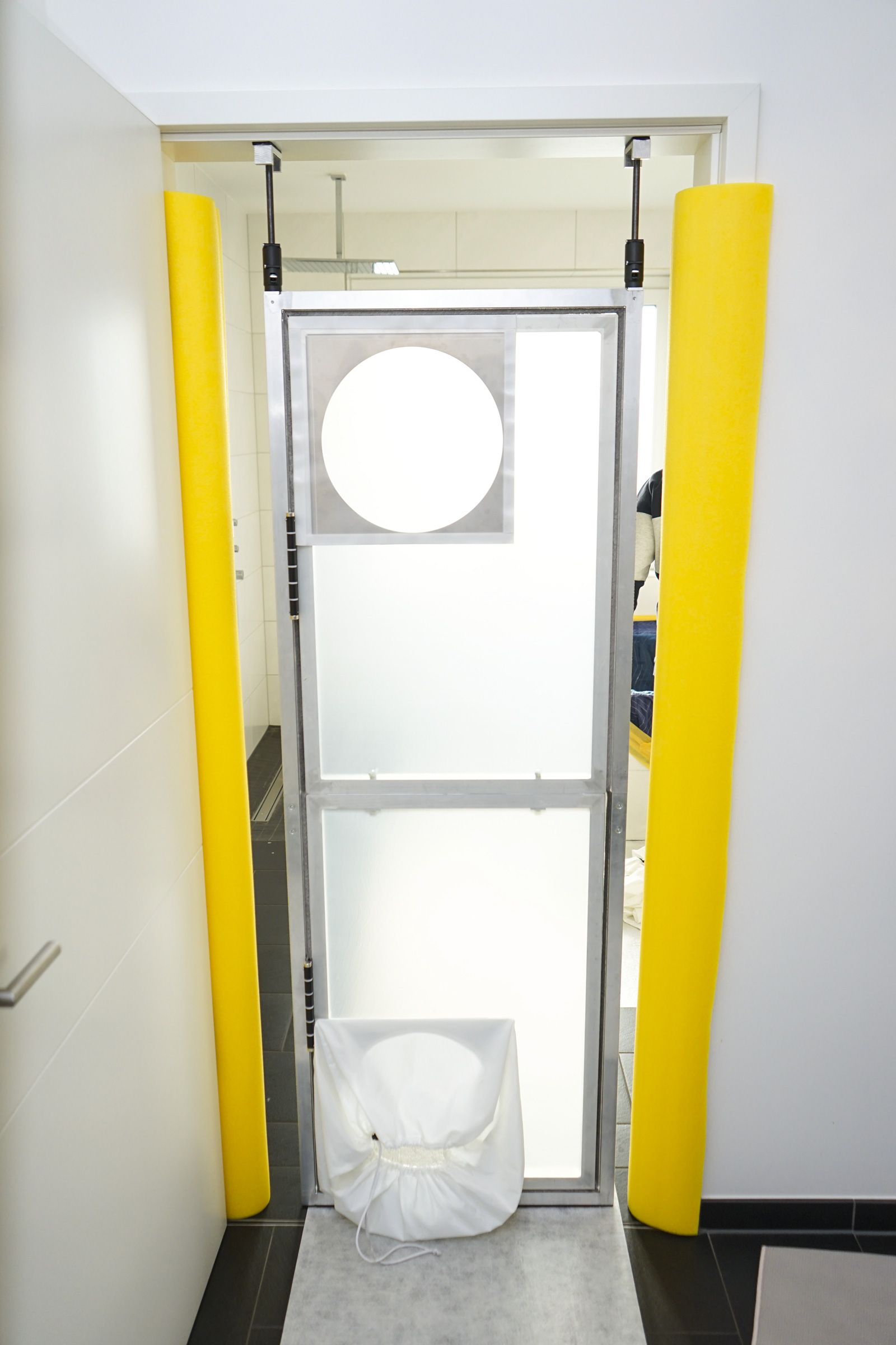 Zero Dust Türrahmen-Klemmschiene signalgelb 100–250 mm