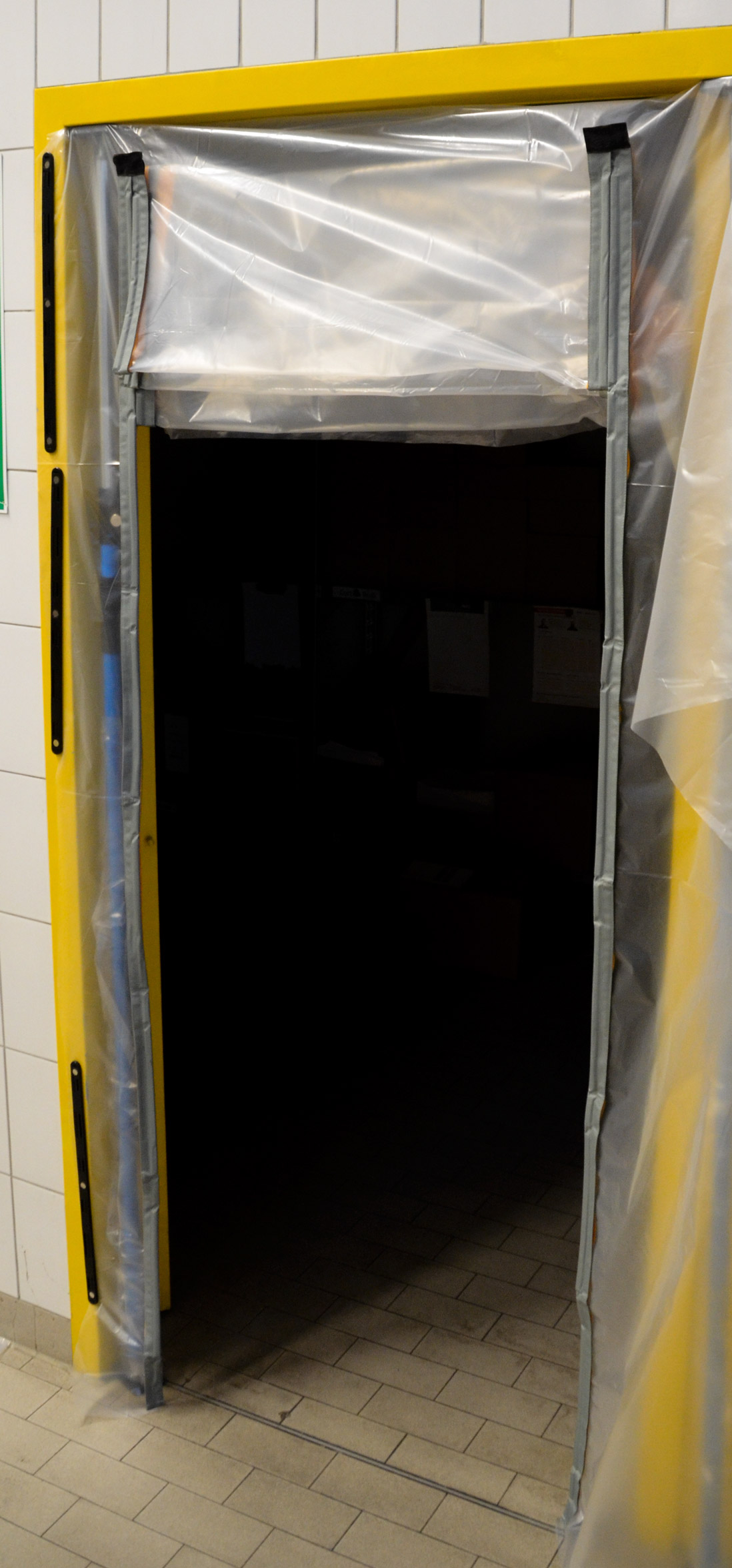 Zero Dust Magnetverschluss mit Klettband an Staubschutztür