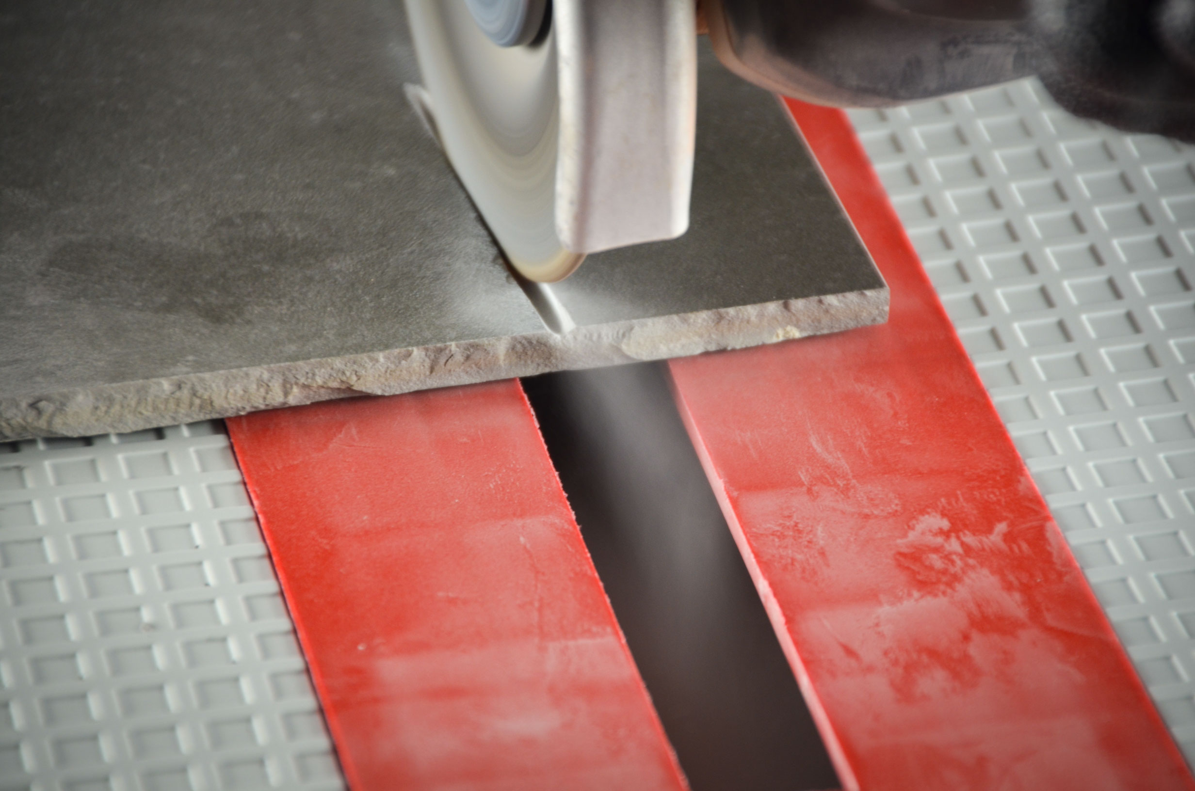 Zero Dust Fliesen Staubbox mit Winkelschleifer beim Schneide