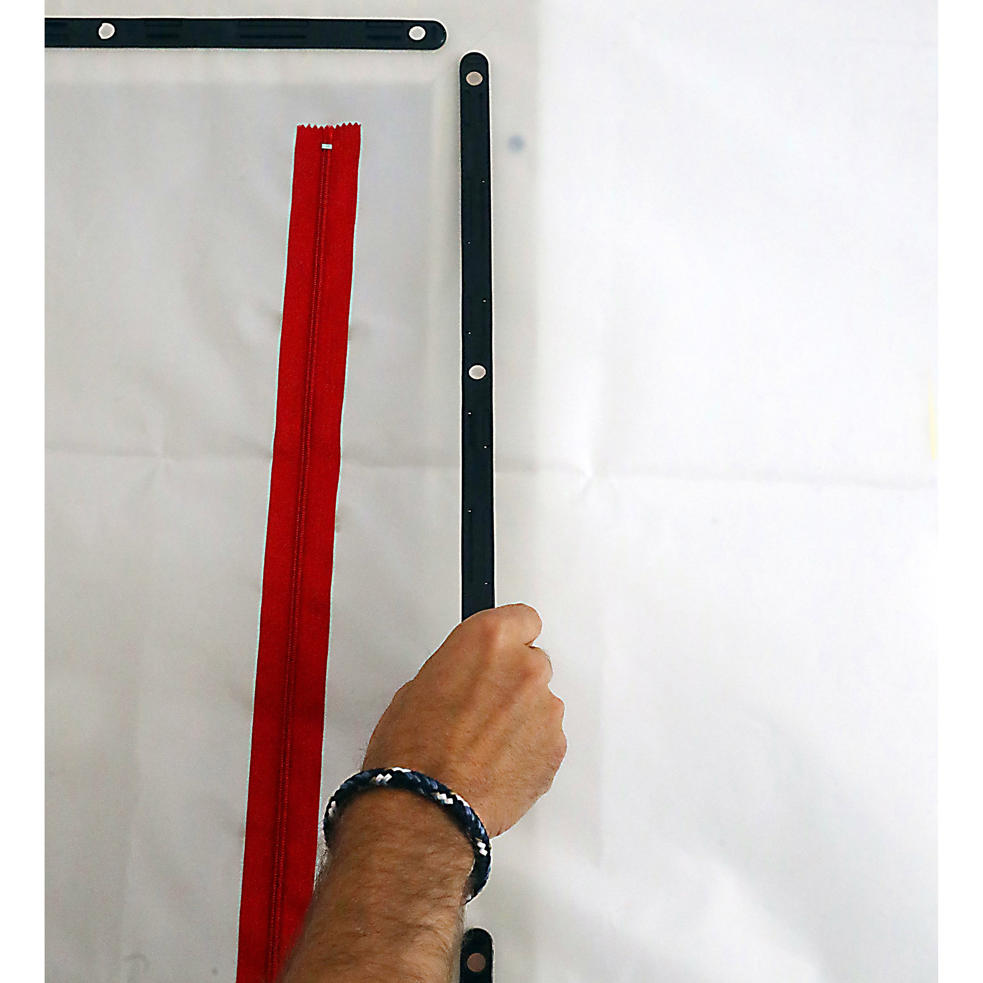 Montage der ZipWall Staubschutztür B1 mit Reißverschluss