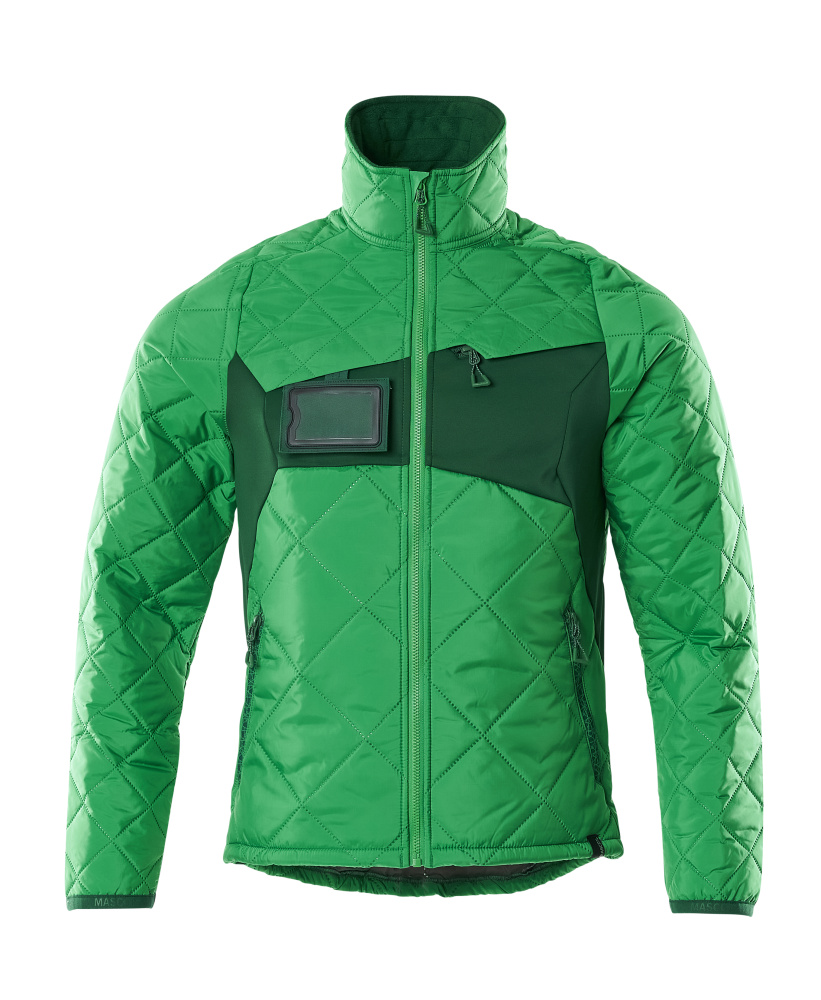 Vorderansicht der MASCOT® ACCELERATE Thermojacke in Grasgrün/Grün, wattierte Winter-Arbeitsjacke in Größe 2XL mit Stehkragen, Reißverschluss und Brusttasche
