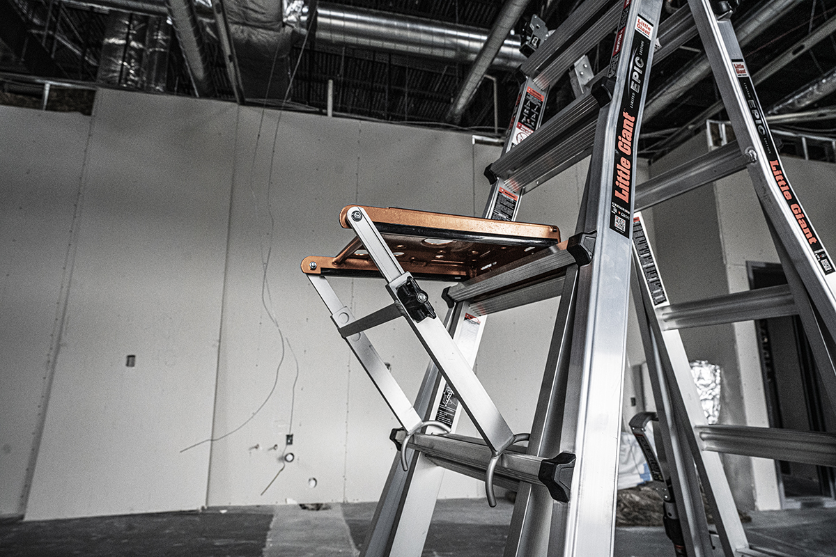 PLATTFORM PRO Einhängetritt Little Giant an Leiter montiert