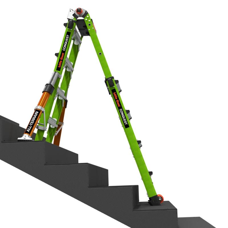 CONQUEST 2.0 All-Terrain Fiberglas-Teleskopleiter auf Treppe
