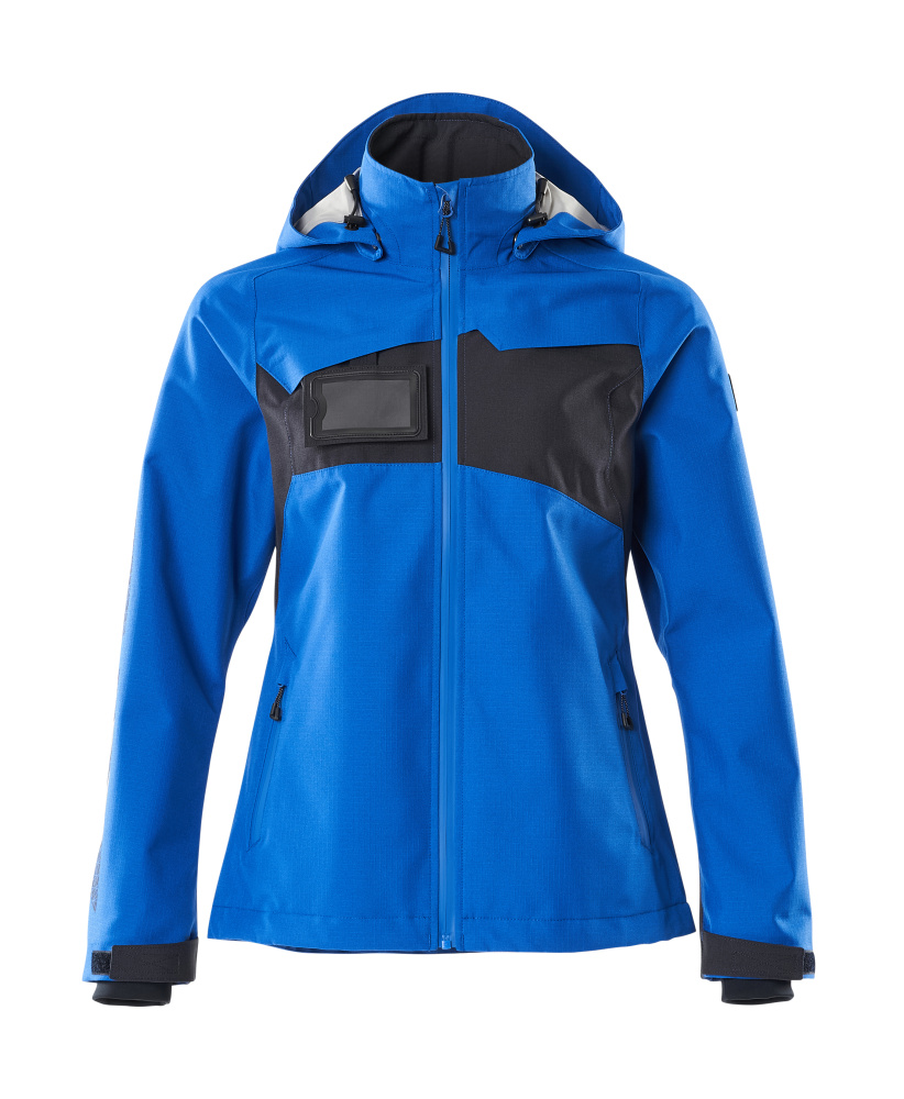 Frontansicht einer blauen Damen Softshelljacke mit schwarzem Brustbereich, Reißverschluss, Kapuze und verstellbaren Ärmelbündchen