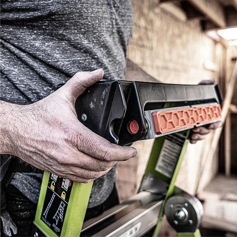 Handwerker nutzt KING KOMBO 3-in-1 Fiberglasleiter mit Wall