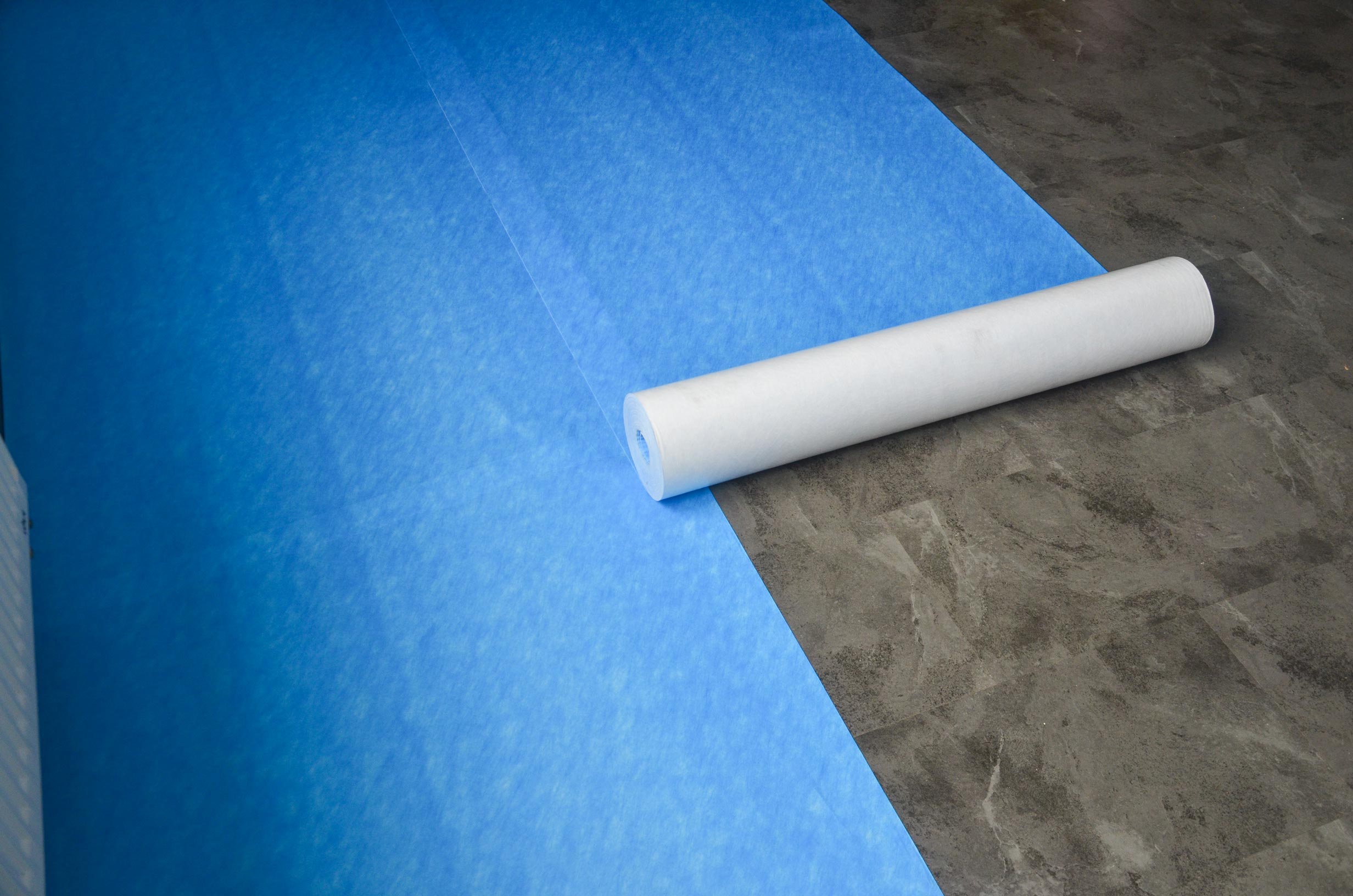 Blaues selbstklebendes Treppenschutzvlies 25 m² von Zero Dus