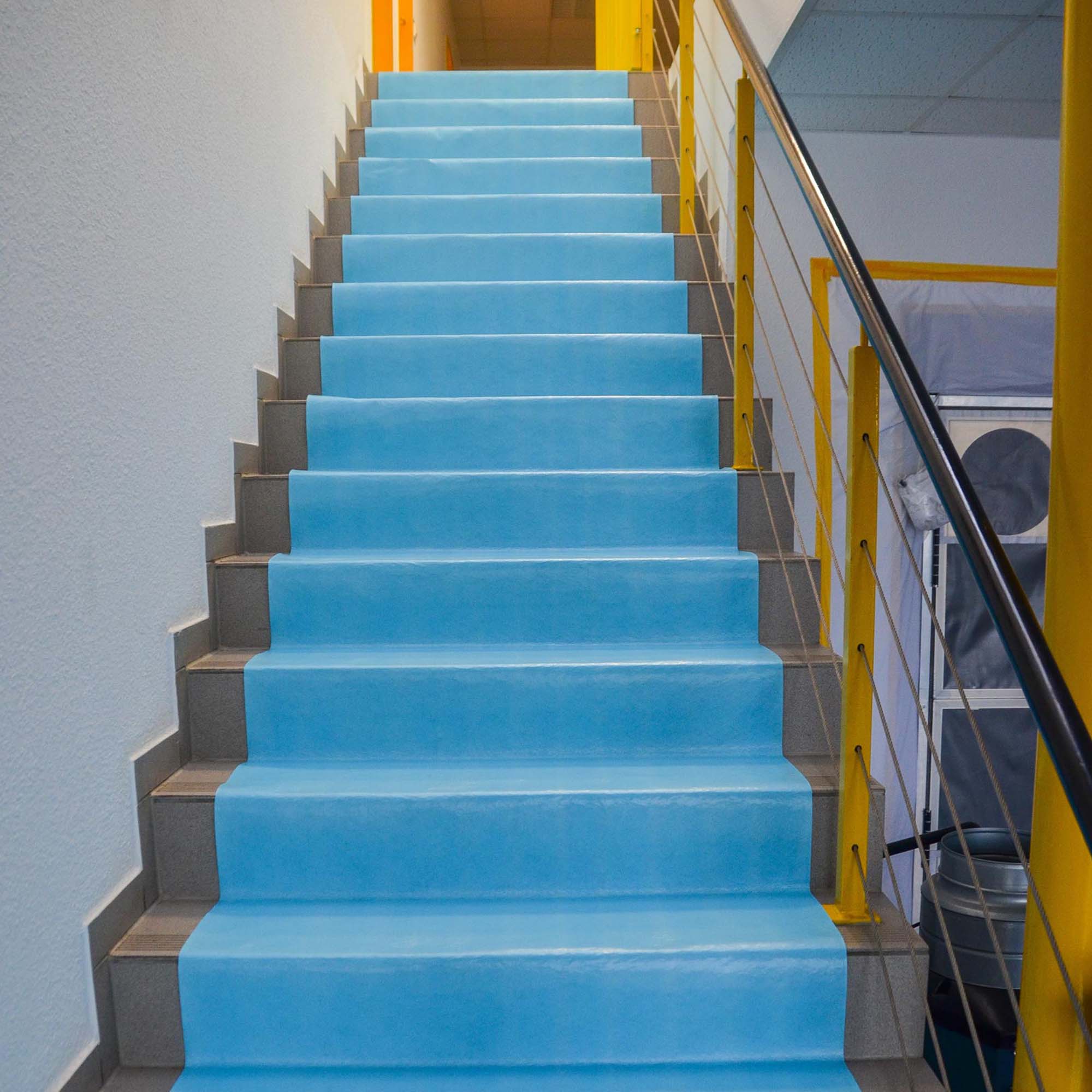 Treppe auf Baustelle mit blauem Zero Dust AktivTurbo selbsthaftendem, atmungsaktivem Abdeckvlies 160 g/m² als Schutz für feuchtigkeitsempfindliche Beläge